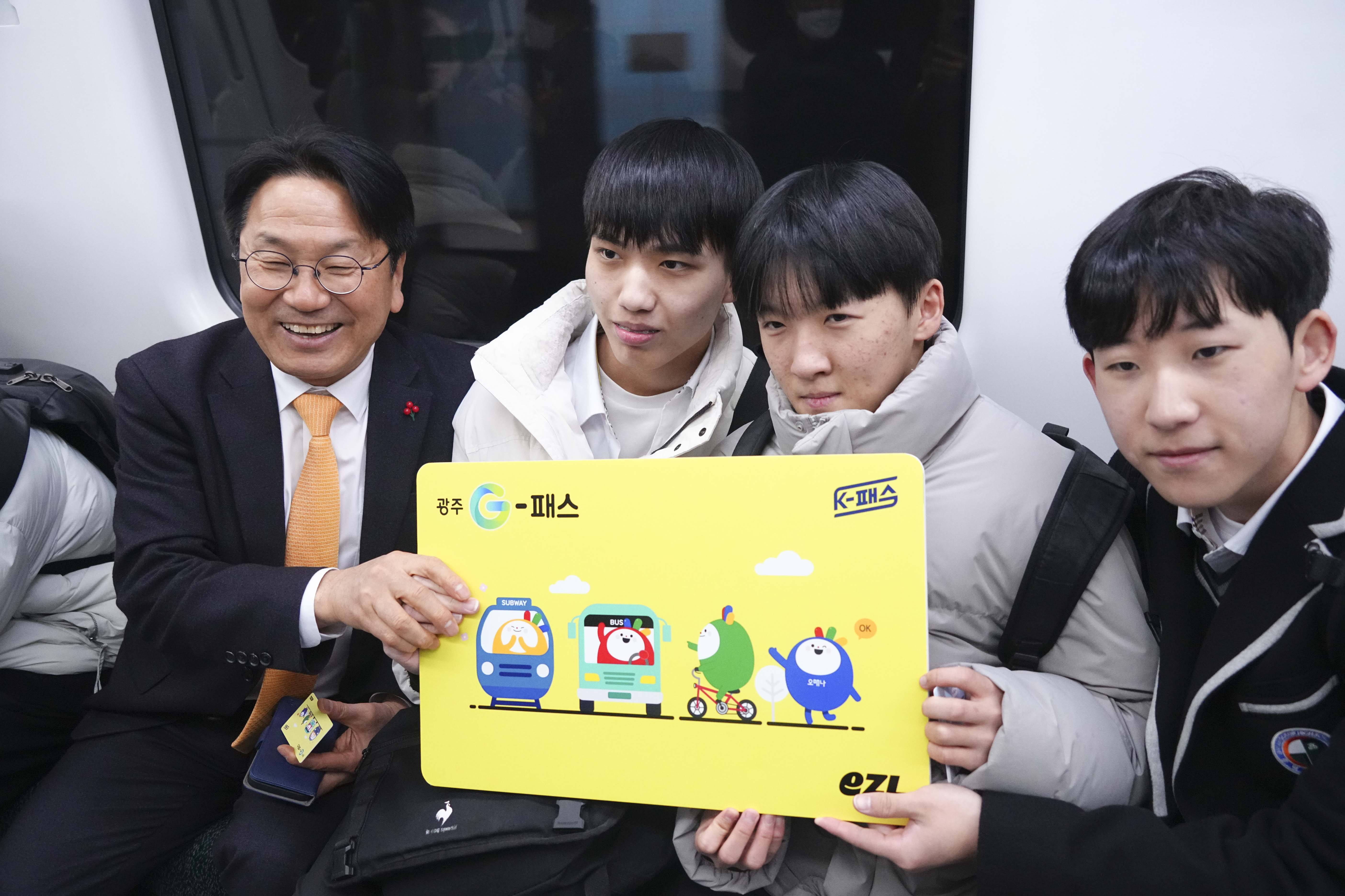 강기정 광주광역시장이 지난 1월23일 '지(G)-패스'를 이용해 지하철에 탑승한 뒤 어린이 무상, 청소년·어르신 반값교통 시대를 연 광주형 대중교통비 할인정책 '지(G)-패스'를 학생들에게 소개하고 있다. /광주광역시 제공