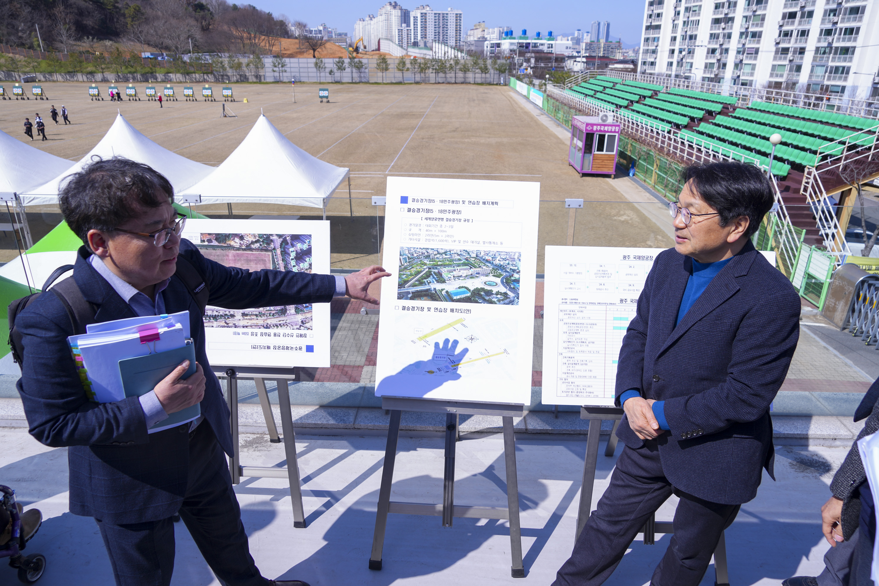 강기정 광주광역시장이 지난 3월 2025세계양궁선수권대회가 열릴 예정인 광주국제양궁장을 찾아 현장점검을 진행하고 있다.