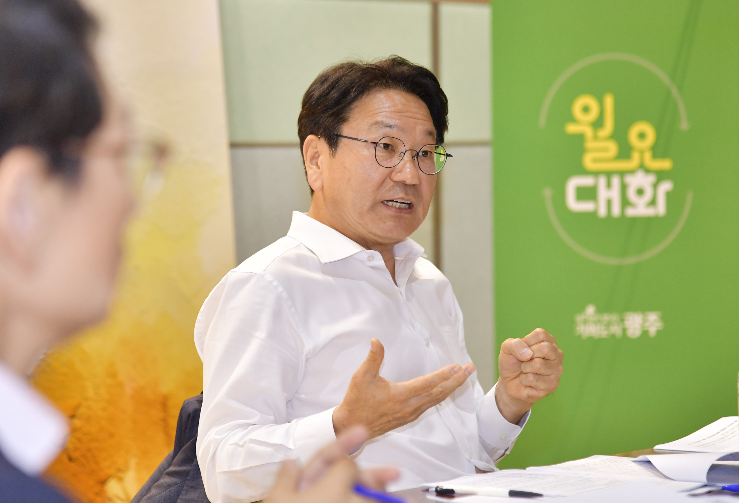 강기정 광주광역시장이 지난 2023년 8월 14일 오후 시청 다목적홀에서 열린 월요대화에 참석해 ‘광주시 도시계획위원회 운영방안’ 등을 논의하고 있다. /광주광역시 제공