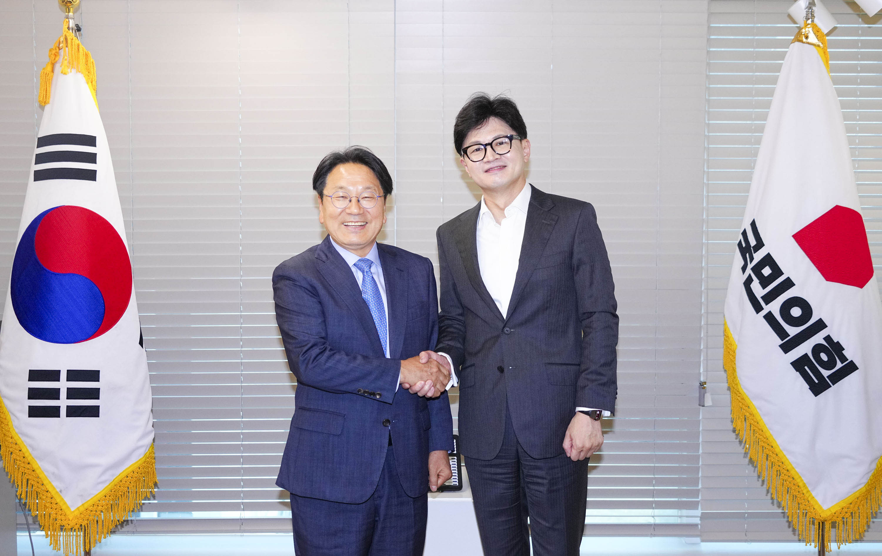 강기정 광주광역시장(왼쪽)이 13일 오전 서울 여의도 국민의힘 당사를 찾아 한동훈 국민의힘 대표(오른쪽)와 악수를 하고 있다./광주광역시 제공