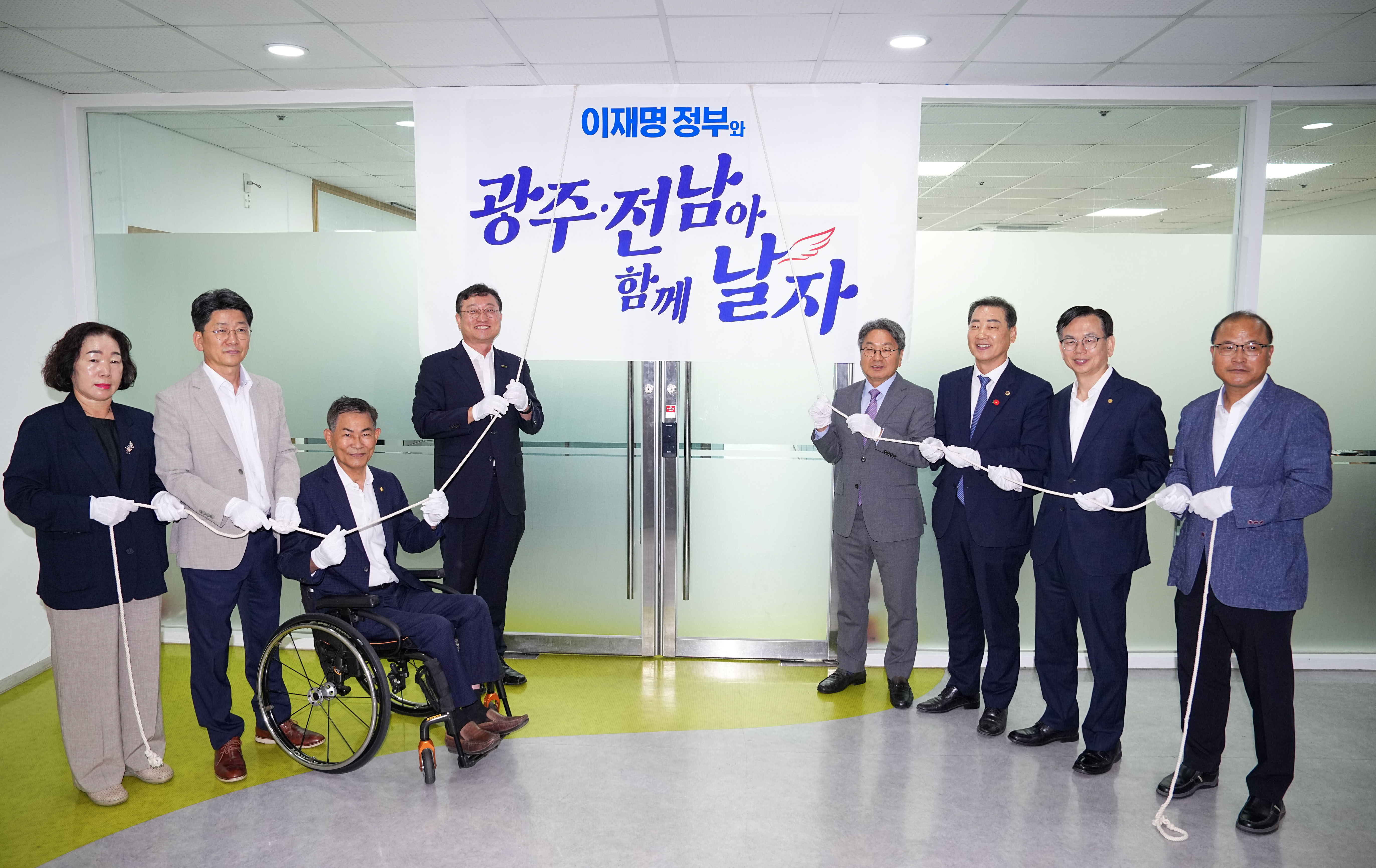강기정 광주광역시장이 8일 오전 시청 행복회의실에 마련된 '광주·전남 특별광역연합 추진기획단 현판제막식'에 참석해 내빈들과 현판제막을 하고 있다./광주광역시 제공