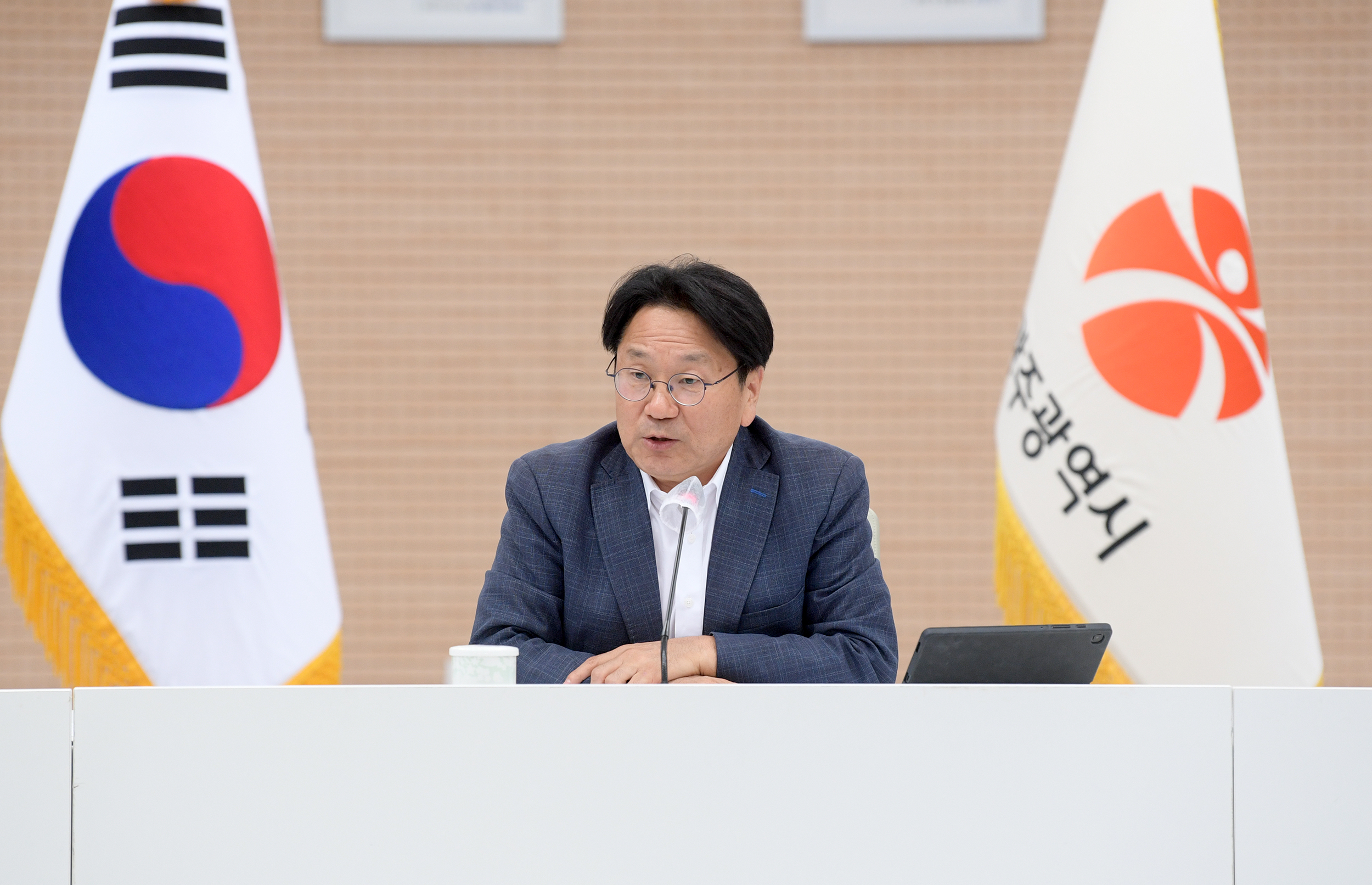 강기정 광주광역시장이 14일 오전 시청 중회의실에서 열린 간부회의를 주재하고 있다. /광주광역시 제공