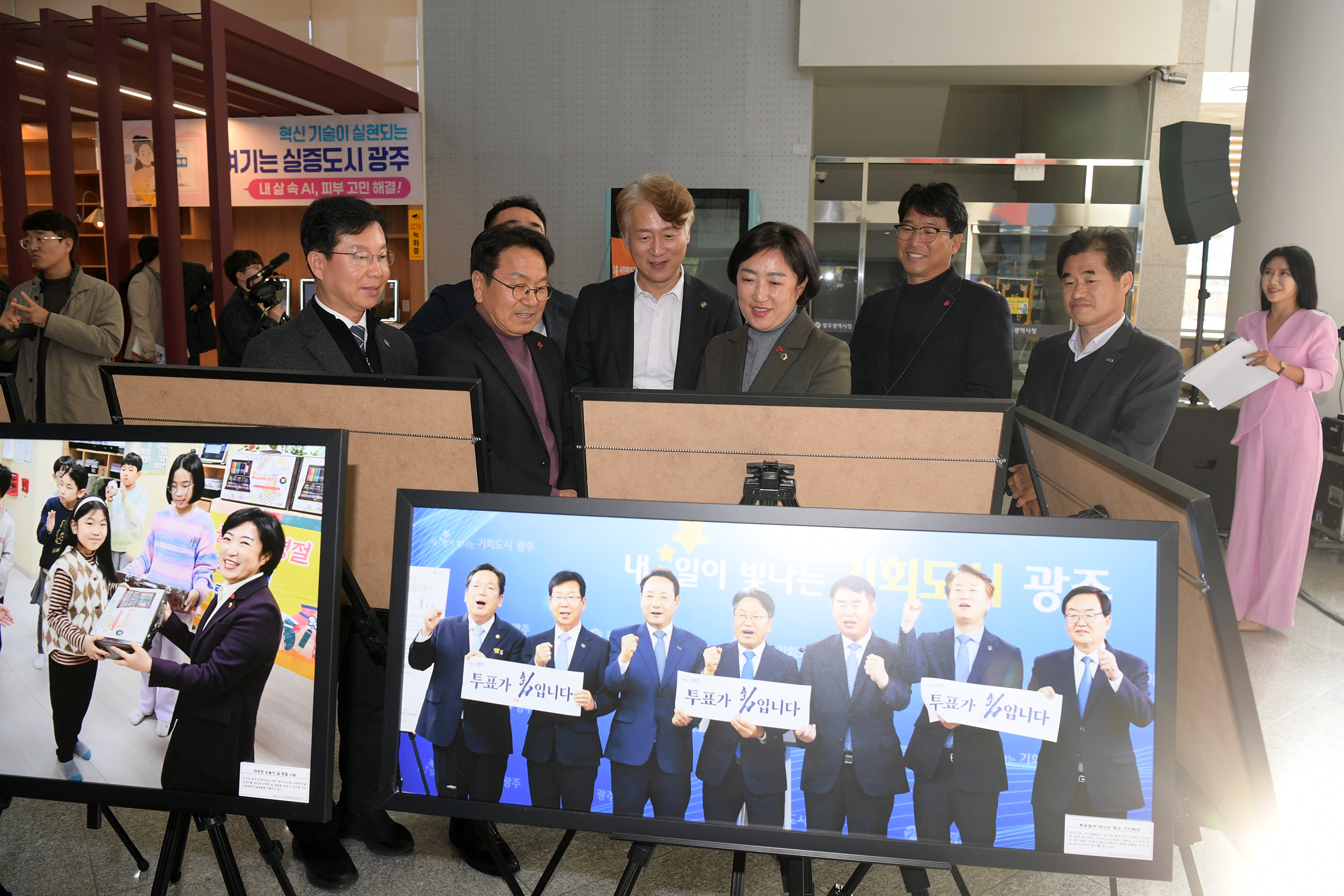 강기정 광주광역시장이 1일 오후 시청 시민홀에서 열린 2025 광주 시정보도 사진전에 참석하여 참석자들과 함께 전시된 작품을 관람하고 있다. /광주광역시 제공