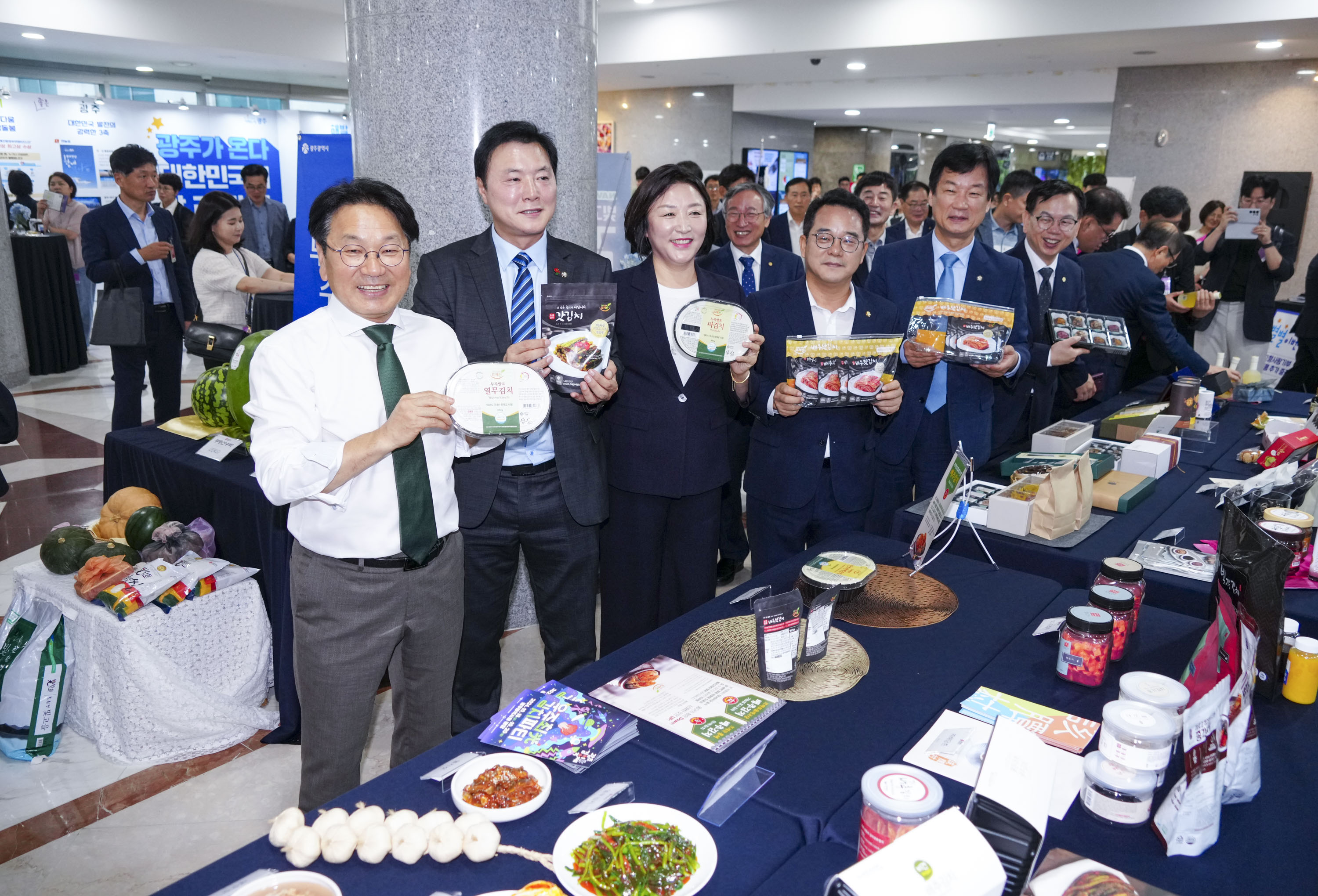 강기정 광주광역시장이 지난 2일 오전 서울 국회의원회관에서 열린 ‘광주의 날’ 개막식에 참석해 양부남·정진욱·안도걸·조인철·정준호·전진숙·박균택·민형배 지역구 국회의원, 광주시의회 의원 등 내빈들과 기념촬영을 하고 있다./광주광역시 제공