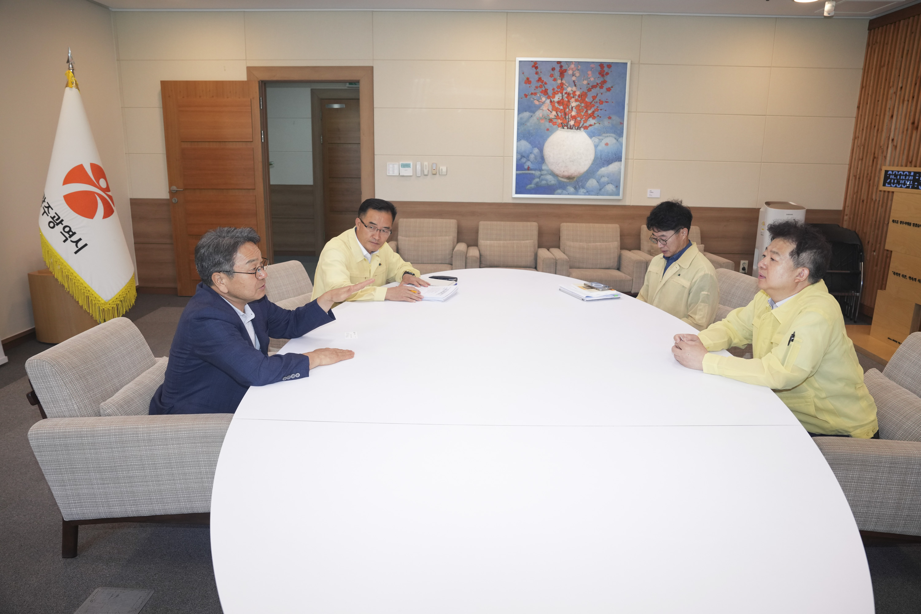 강기정 광주광역시장이 29일 오전 시청 접견실에서 김용균 행정안전부 안전정책실장과 이선무 중앙합동조사단 광주반장(행안부 농축산해양재난대응과장)을 만나 광주시 피해지역의 신속한 특별재난지역 지정과 국고 지원 필요성을 강조하고 있다./광주광역시 제공