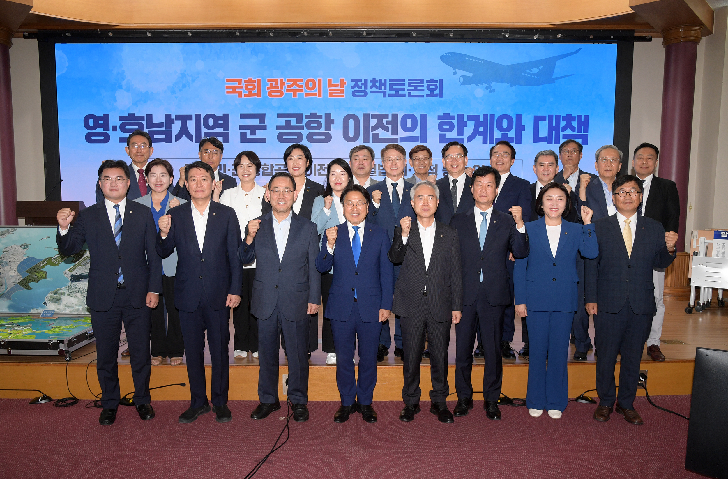 강기정 광주광역시장이 3일 오후 국회의원회관 제1소회의실에서 열린 영호남 지역 군 공항 이전의 한계와 대책 토론회에 참석하여 참석자들과 함께 기념촬영을 한 후 환영사를 하고 있다. /광주광역시 제공
