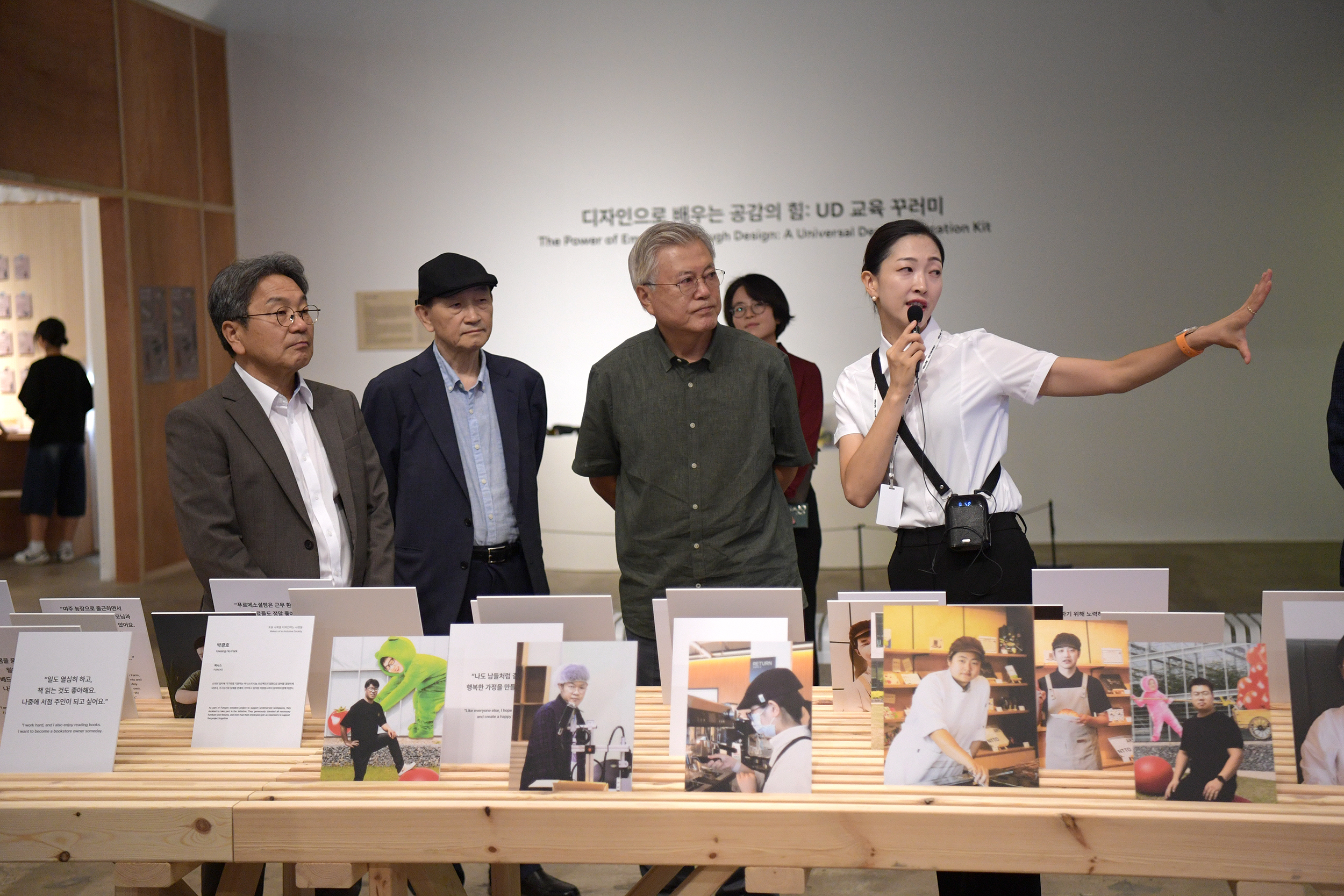 강기정 광주광역시장이 12일 광주를 찾은 문재인 전 대통령, 김정숙 여사와 함께 '2025 광주디자인비엔날레'를 관람하고 있다. /광주광역시 제공
