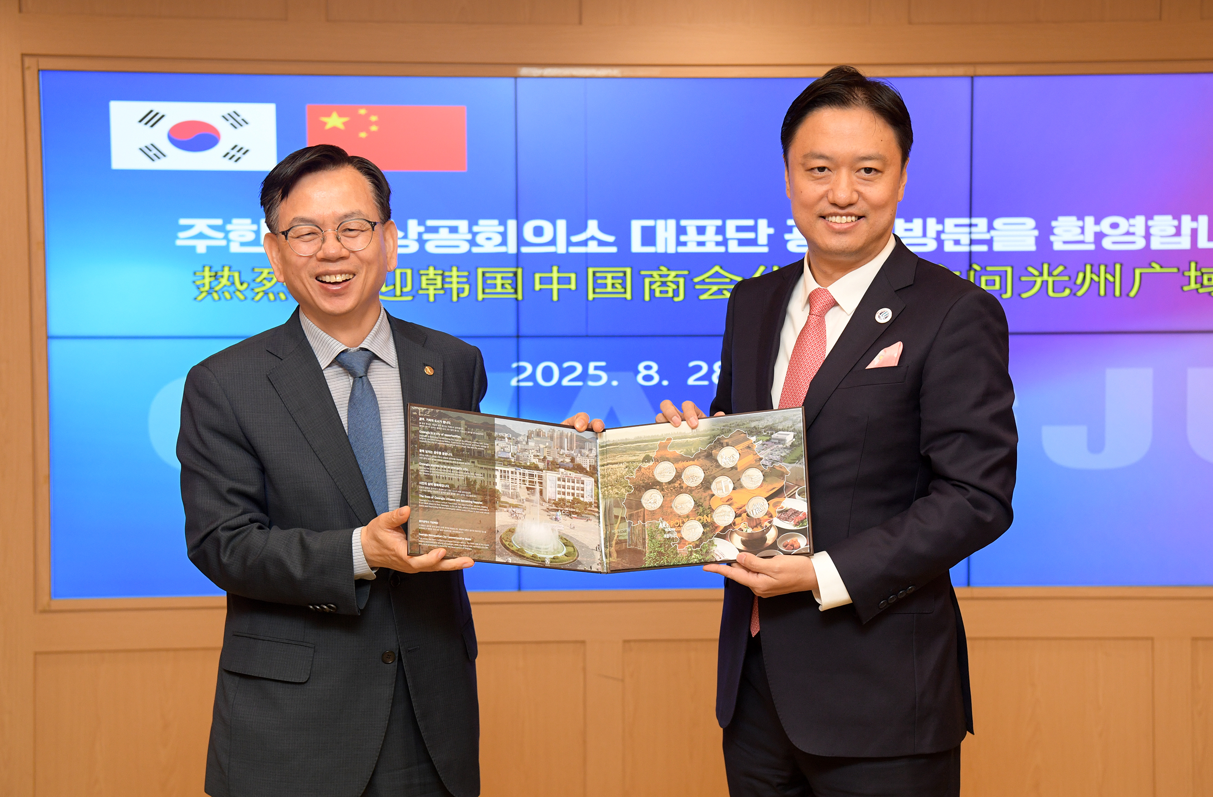 고광완 광주광역시 행정부시장이 28일 오전 시청 비즈니스룸에서 가오천(高晨‧고신) 주한중국상공회의소 회장 일행의 예방을 받고 환담을 나눈 후 참석자들과 함께 기념촬영을 하고 있다. /광주광역시 제공