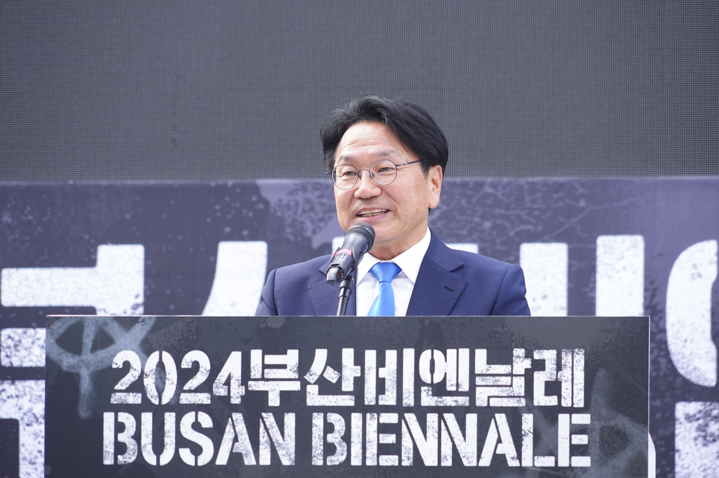 강기정 광주광역시장이 16일 오후 부산 사하구 부산현대미술관에서 열린 '2024 부산비엔날레 개막식'에 참석해 축사를 하고 있다./광주광역시 제공