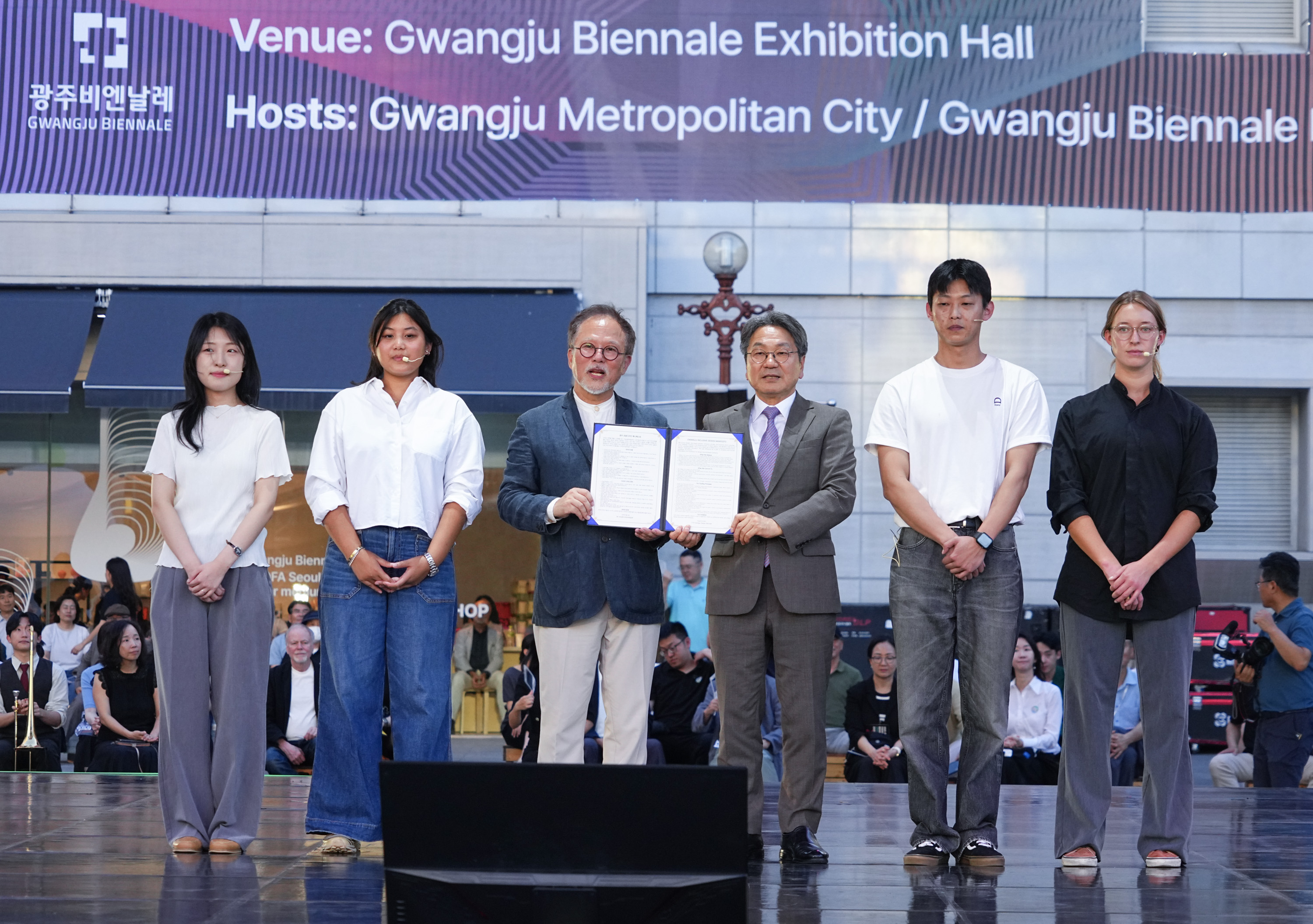 강기정 광주광역시장이 29일 오후 북구 광주비엔날레 광장 특설무대에서 열린 '2025 광주디자인비엔날레' 개막식에 참석해 국내·외 학생들로부터 광주포용디자인 매니페스토 선언서를 전달 받은 뒤 기념촬영을 하고 있다./광주광역시 제공