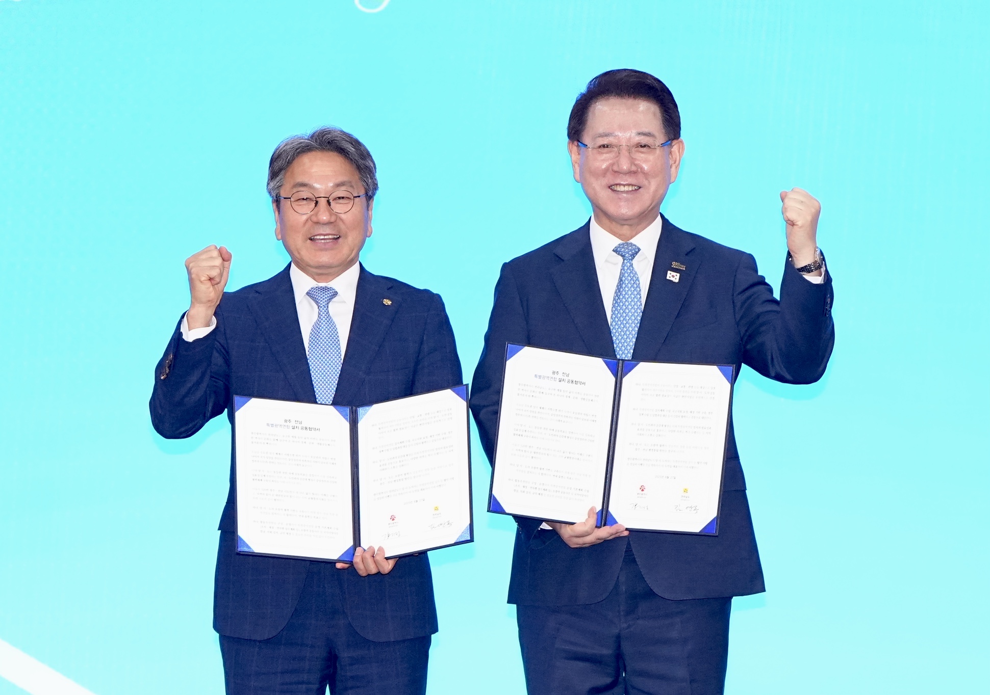 강기정 광주광역시장이 27일 나주시청 대회의실에서 열린 ‘광주·전남 특별지방자치단체 추진 선포식’에 참석해 김영록 전남도지사와 공동협약을 체결한 후 기념촬영을 하고 있다. /광주광역시 제공