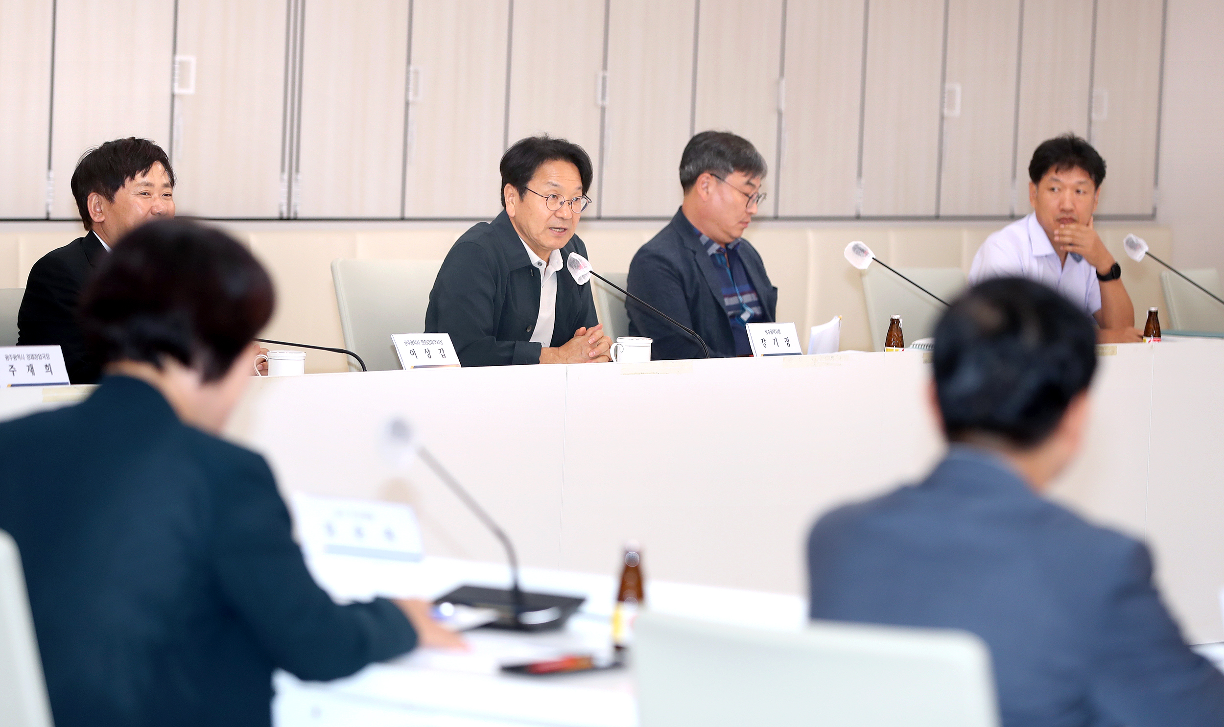 강기정 광주광역시장이 28일 오후 시청 3층 중회의실에서 열린 ‘상권영향평가 연구용역 착수 보고회’에 참석해 보고를 받고 있다. / 광주광역시 제공