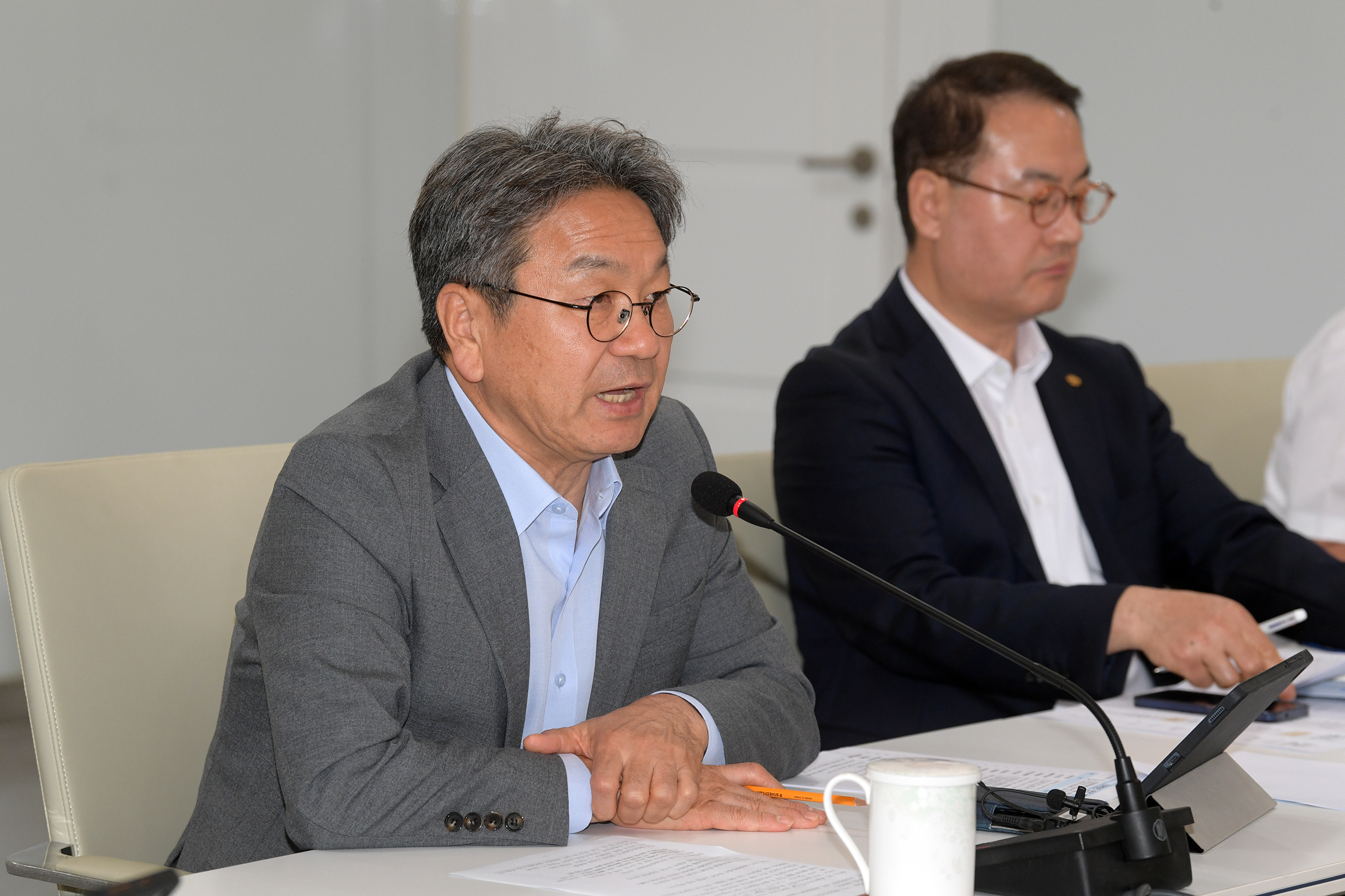 강기정 광주광역시장이 8일 오후 시청 소회의실에서 열린 간부회의를 주재하고 있다. /광주광역시 제공