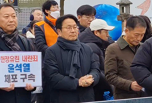 강기정 광주광역시장이 지난해 12월 4일 5‧18민주광장에서 열린 ‘광주시민 비상시국대회’에 참석해 발언하고 있다./광주광역시 제공