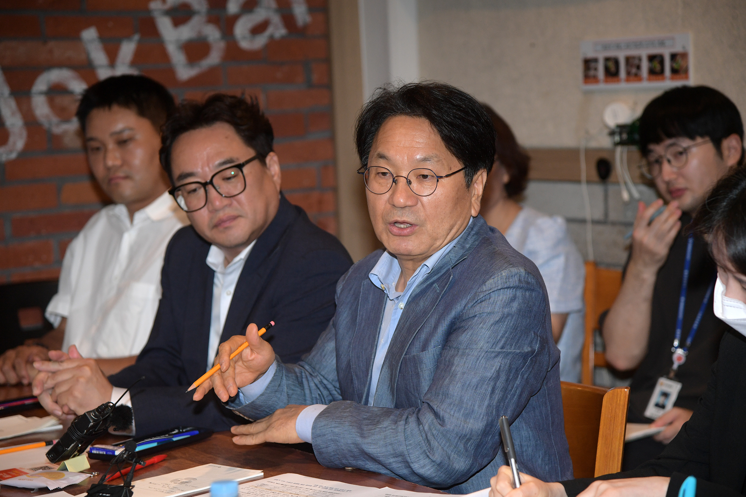 강기정 광주광역시장이 31일 오전 광산구 신창동 백족발을 방문하여 티몬‧위메프 사태 긴급 점검 및 배민 중개수수료 인상과 관련 한 우리 시 공공배달앱 활성화 방안을 논의하고 있다. /광주광역시 제공