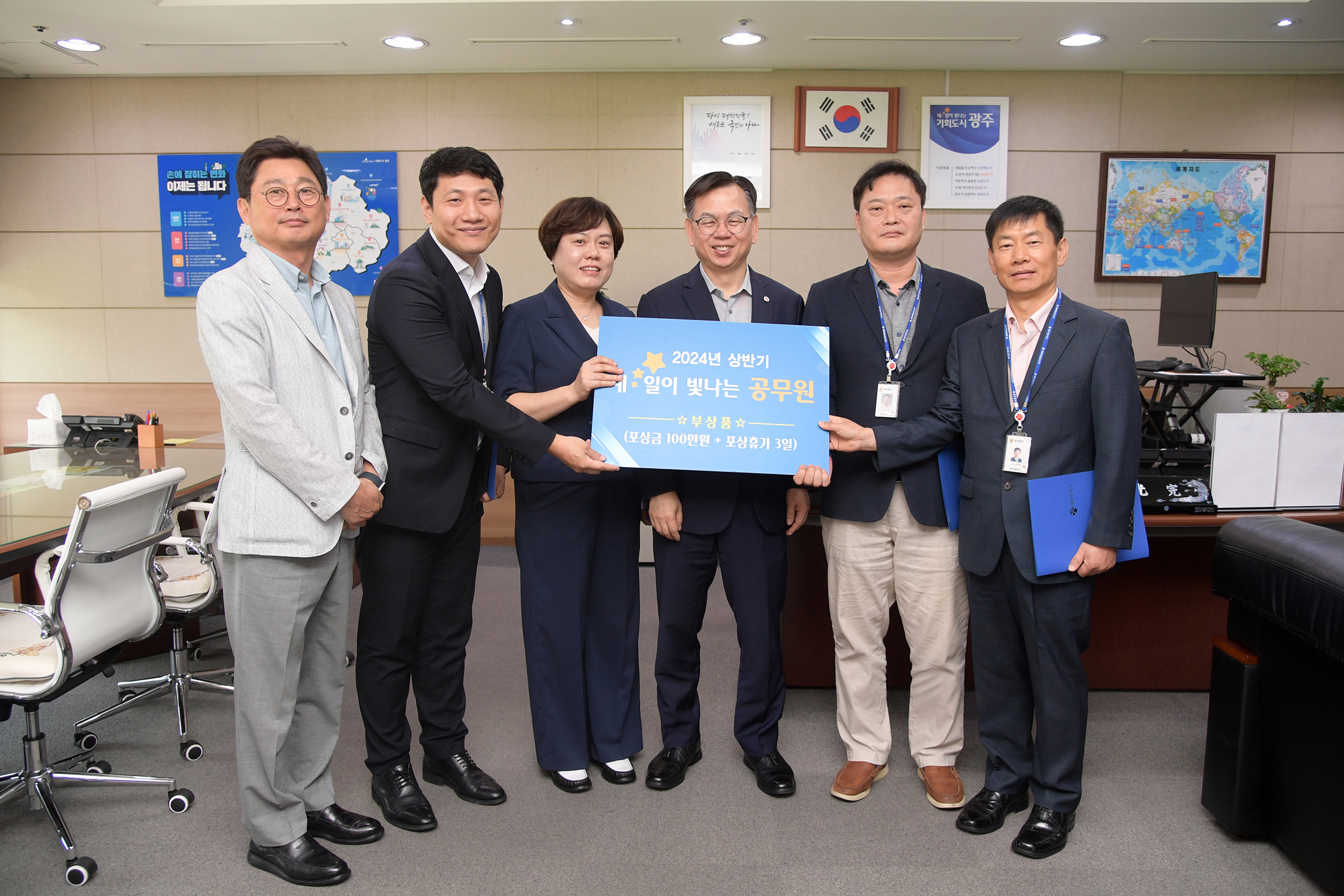 고광완 광주시행정부시장은 30일 부시장실에서 올 상반기 시정을 빛낸 ‘내☆일이 빛나는 공무원’으로 선정된 건축경관과 박금화 과장, 도시공원과 주인석 팀장, 미래차산업과 손경우 주무관, 회계과 임승현 주무관에게 표창장을 수여한 뒤 기념촬영을 하고 있다. /광주광역시 제공