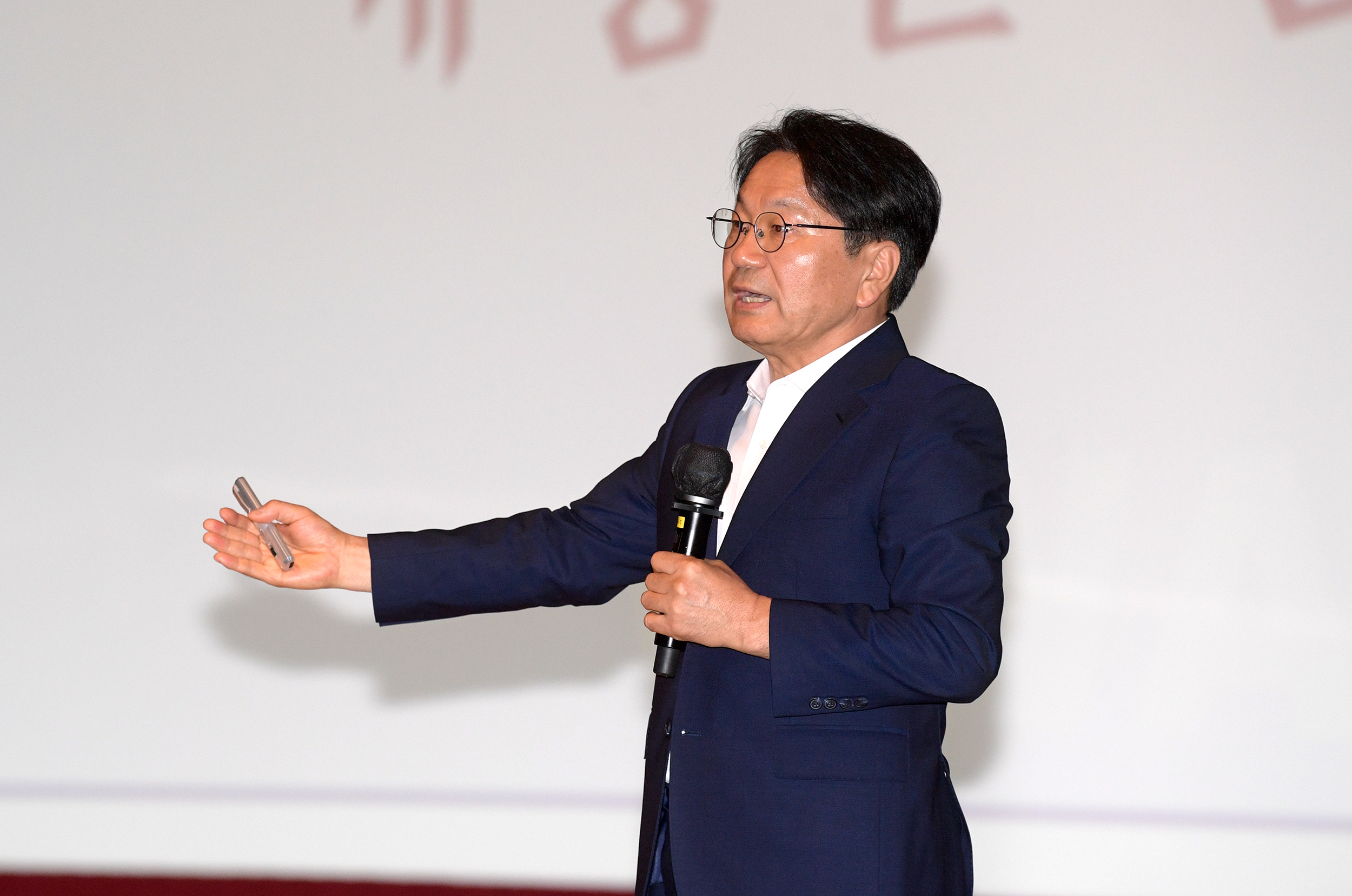 강기정 광주광역시장이 22일 오전 시청 대회의실에서 열린 정례조회에 참석해 ‘광장으로 나온 행정’이란 주제로 메시지를 전달하고 있다. /광주광역시 제공
