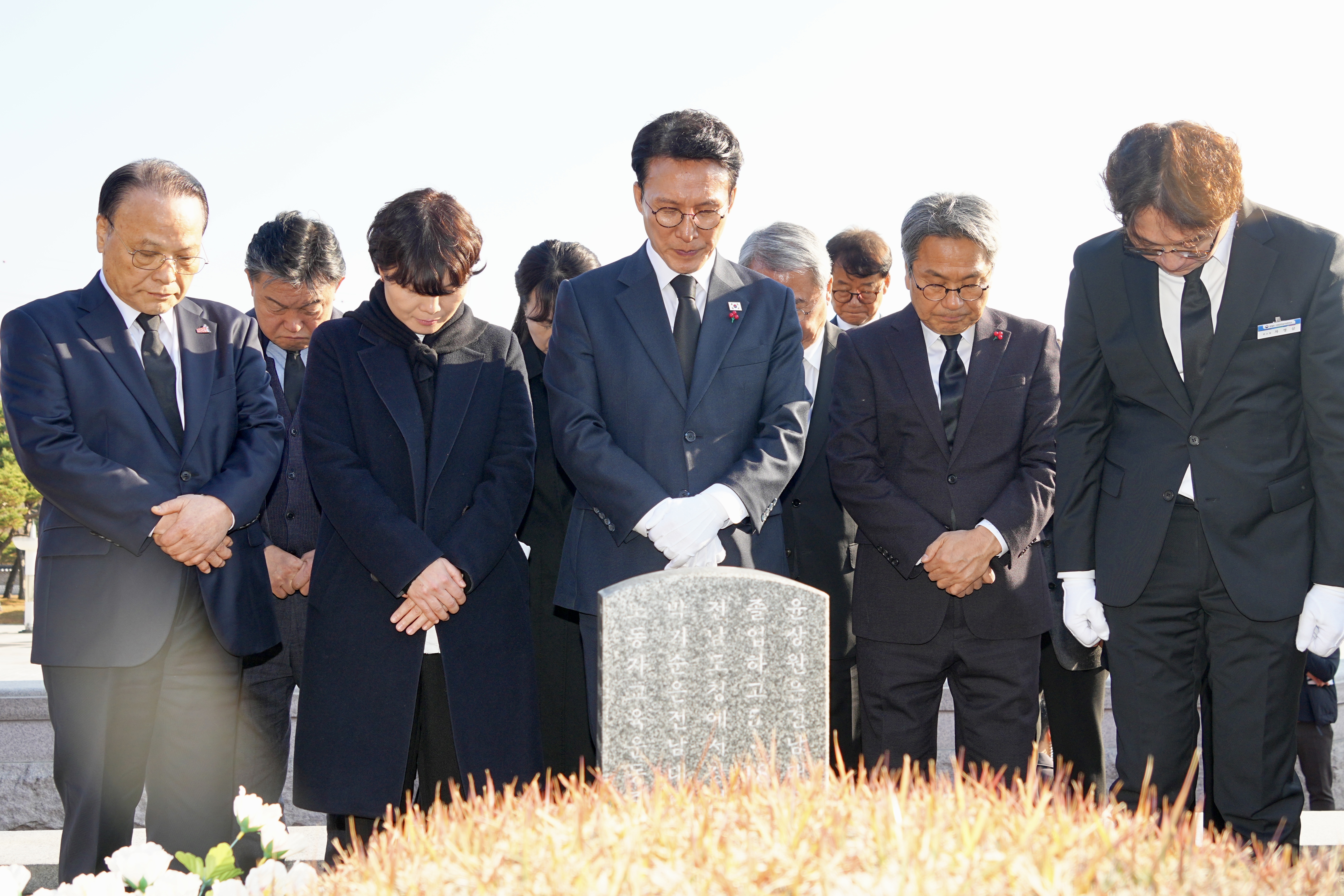 강기정 광주광역시장이 26일 오후 김민석 국무총리와 함께 국립5‧18민주묘지를 찾아 참배하고 있다. /광주광역시 제공