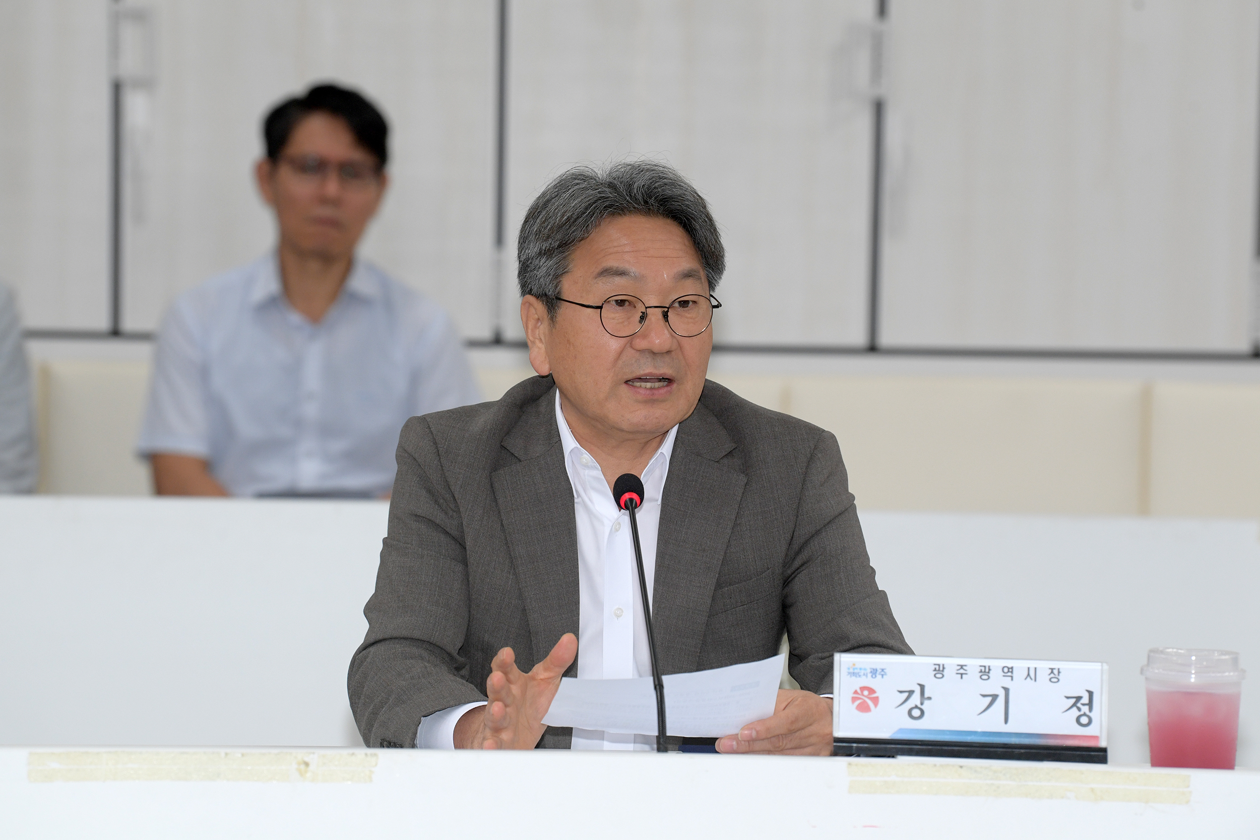 강기정 광주광역시장이 10일 오전 시청 중회의실에서 열린 2025 청렴사회 민·관협의회 회의에 참석해 인사말을 하고 있다. /광주광역시 제공