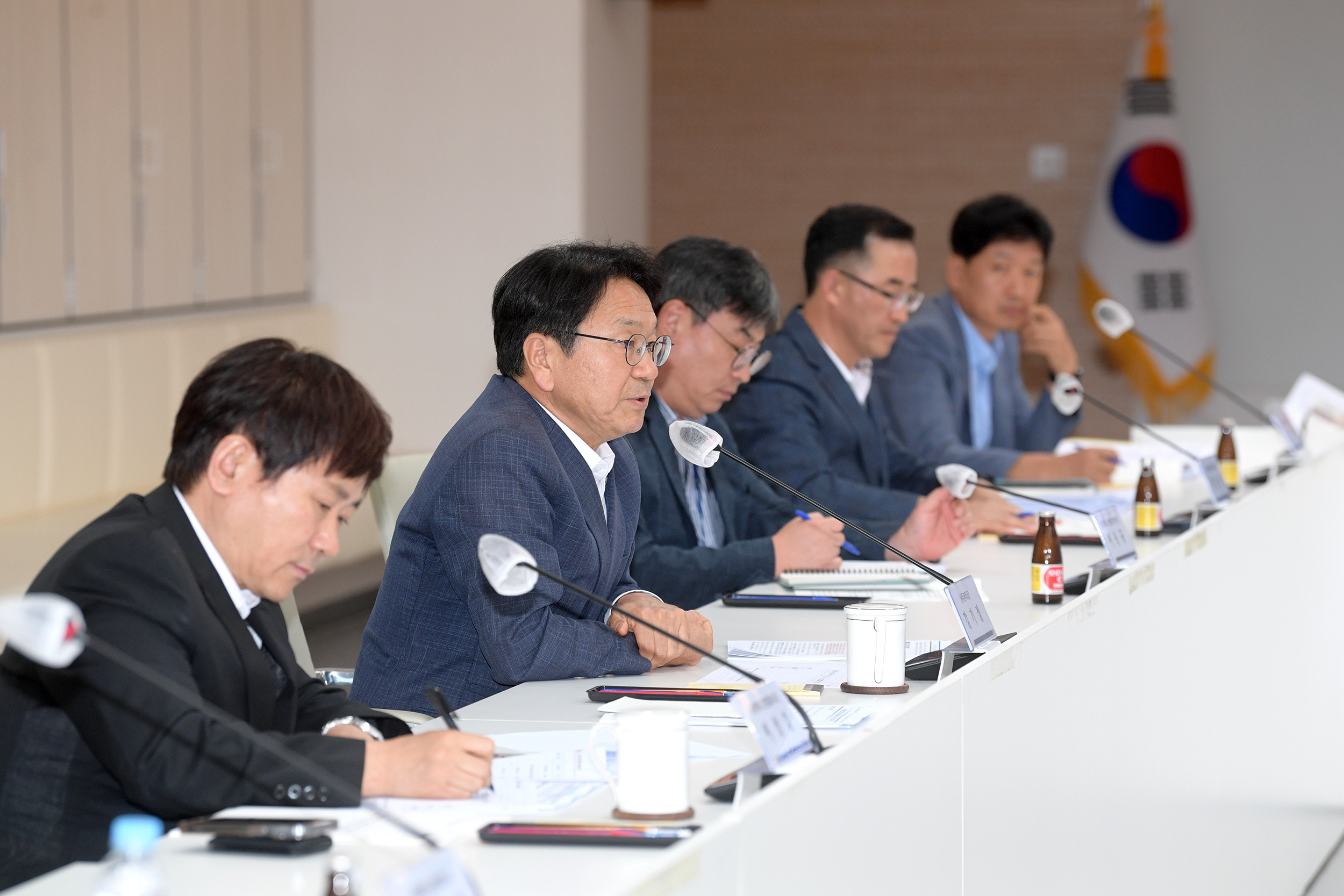 강기정 광주광역시장이 23일 오후 시청 중회의실에서 열린 소상공인과의 간담회에 참석해 복합쇼핑몰 추진상황과 계획을 설명한 후 건의사항 청취 및 의견수렴을 하고 있다. /광주광역시 제공