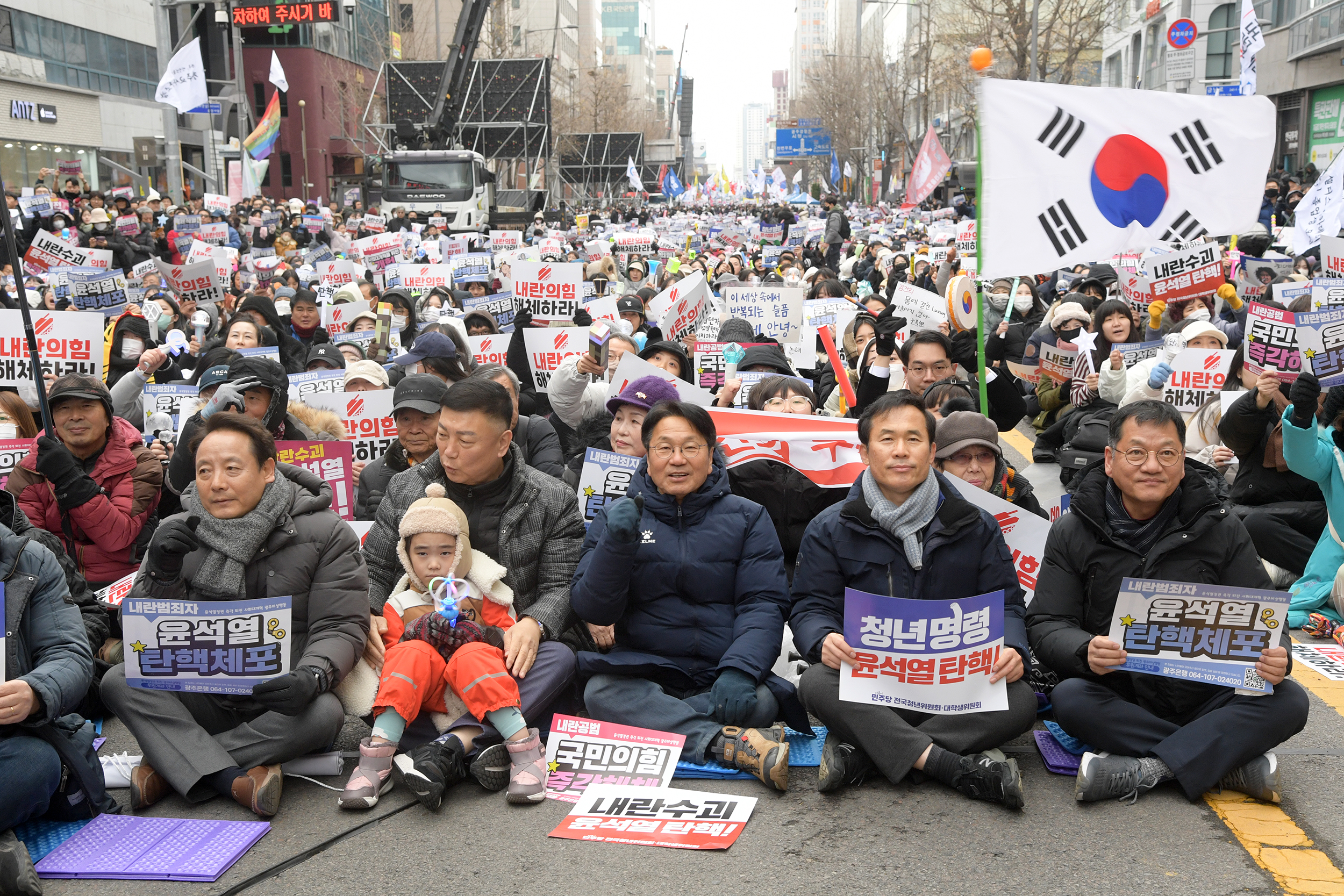 강기정 광주광역시장이 지난해 12월 14일 오후 금남로 일원에서 열린 광주시민 총궐기대회에 참석해 시민들과 함께 구호를 외치고 있다./광주광역시 제공