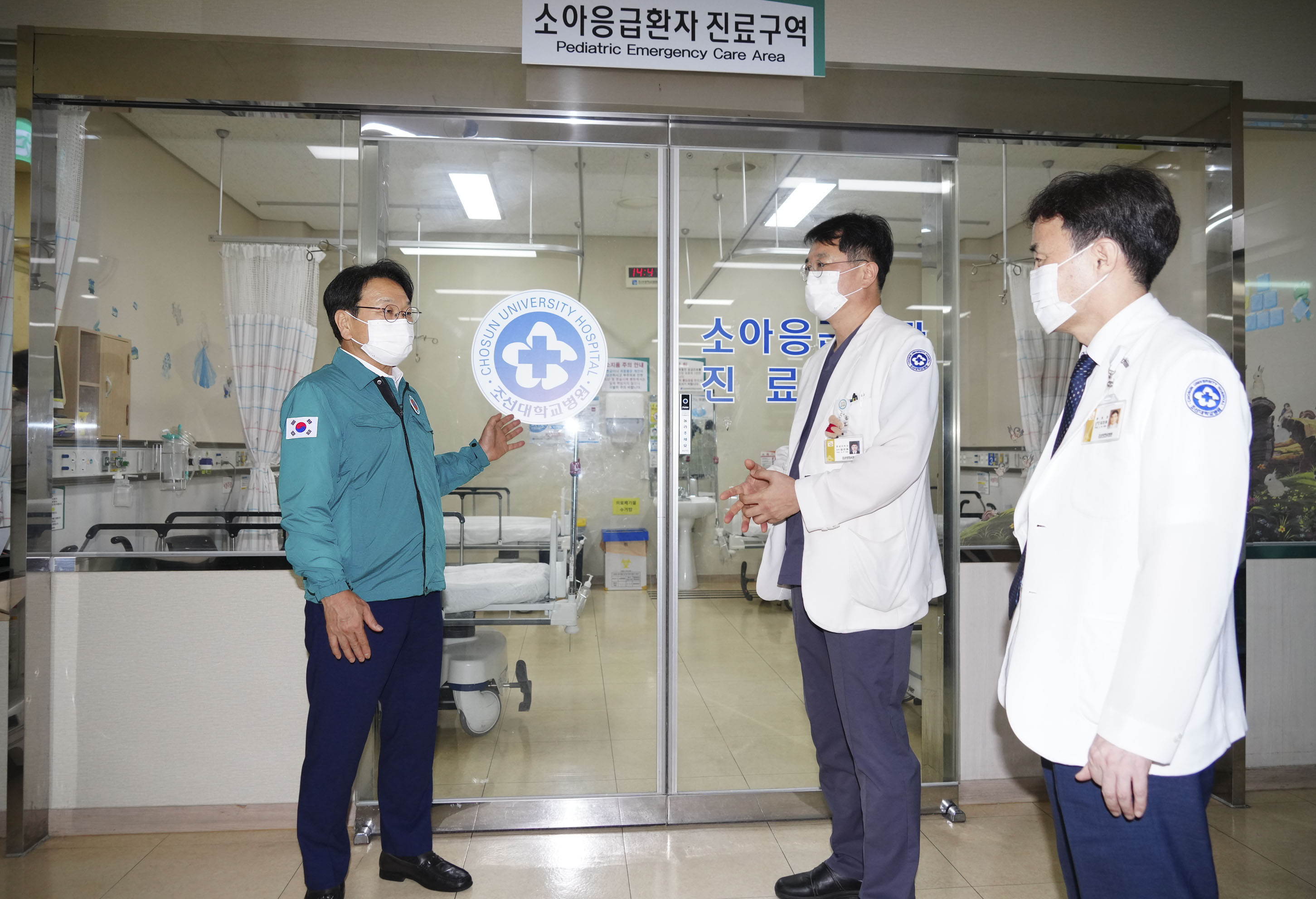 강기정 광주광역시장이 추석 연휴를 앞두고 4일 오후 동구 조선대병원 권역응급의료센터를 방문해 의료진들을 격려하고 응급의료 등 비상진료대책을 점검하고 있다./광주광역시 제공