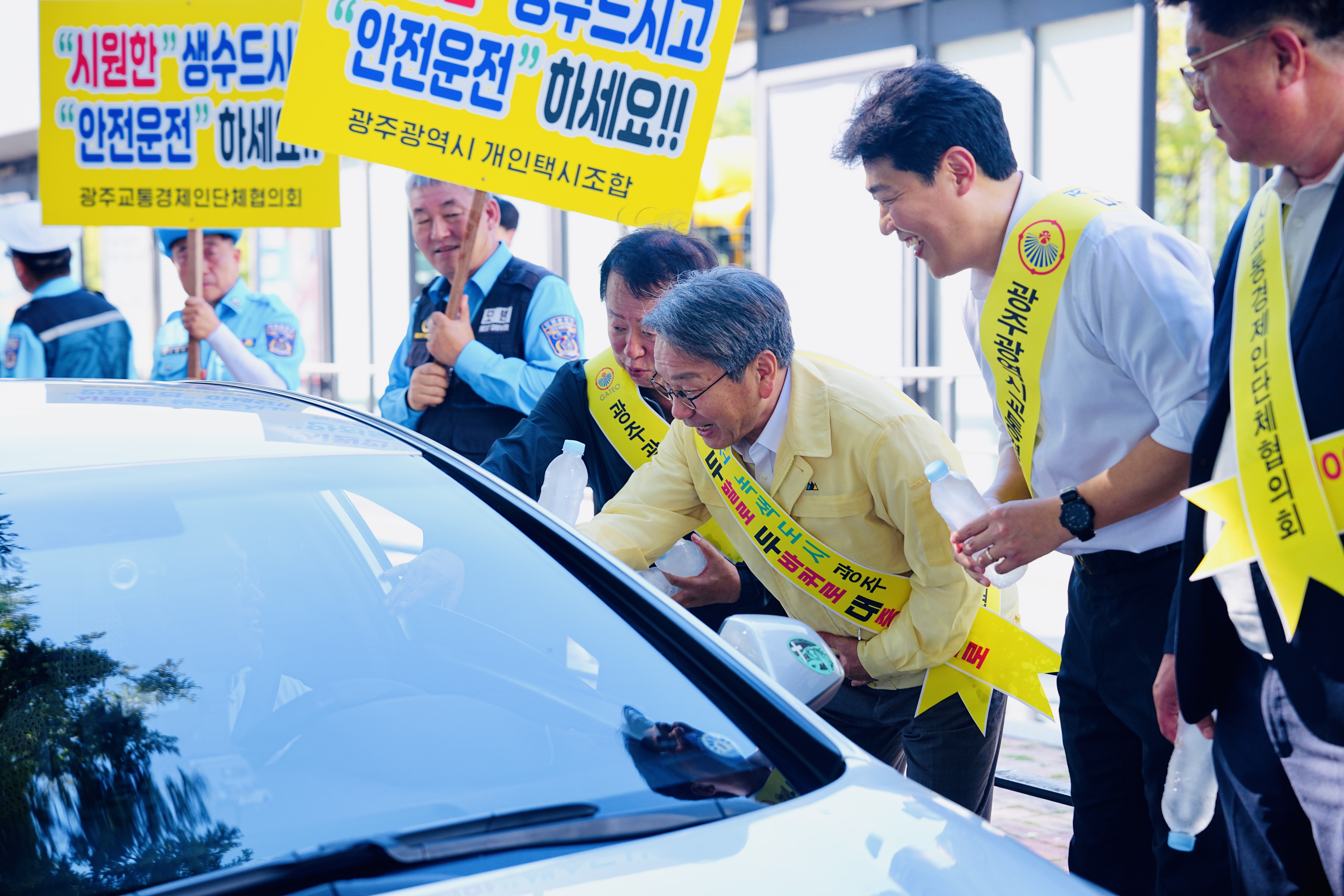 강기정 광주광역시장이 29일 오후 유스퀘어 광장 앞 시내버스 택시 하차장에서 연일 폭염으로 고생하는 운수종사자에게 생수를 전달하고 있다. 이날 캠페인은 (사)광주교통경제인단체협의회가 주최·주관했으며 협의회 회원, 버스조합, 개인택시조합 관계자 등 30여명이 참석했다. /광주광역시 제공