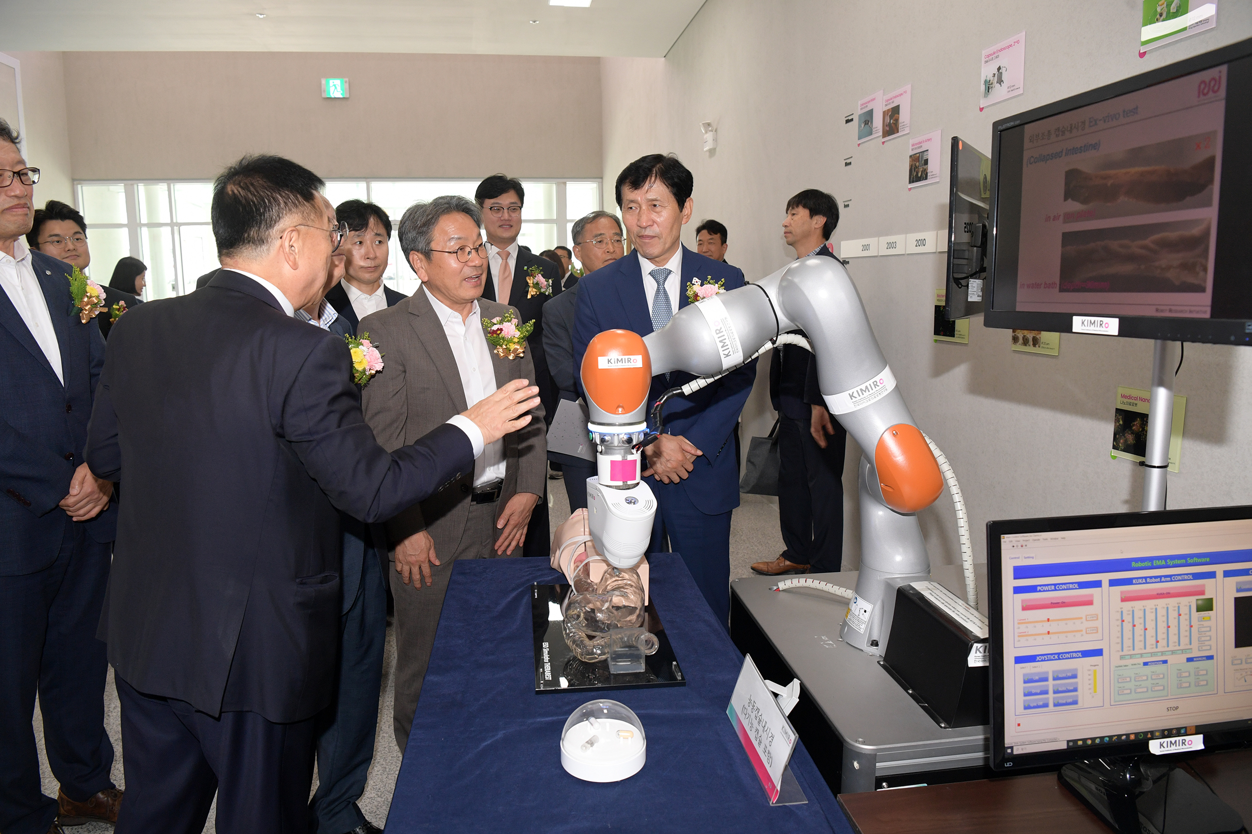 강기정 광주광역시장이 26일 북구 광주첨단과학국가산업단지 내 건립된 ‘마이크로의료로봇 개발지원센터’ 준공식에 참석해 전시된 능동캡슐내시경 로봇 시연을 살펴보고 있다./광주광역시 제공