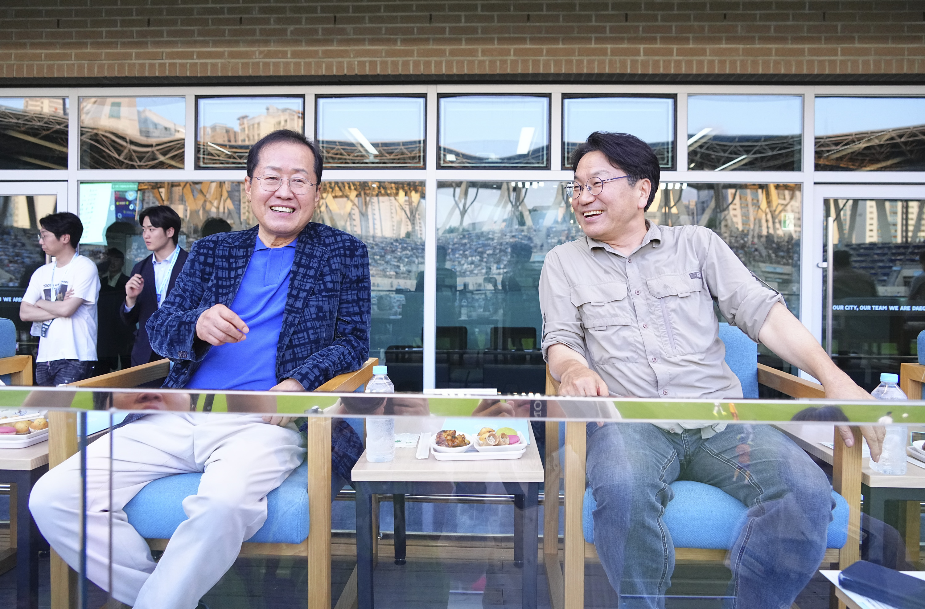 강기정 광주광역시장이 지난 21일 오후 대구광역시 DGB대구은행파크를 방문해 홍준표 대구시장과 광주FC-대구FC의 경기를 관람하고 있다./광주광역시 제공