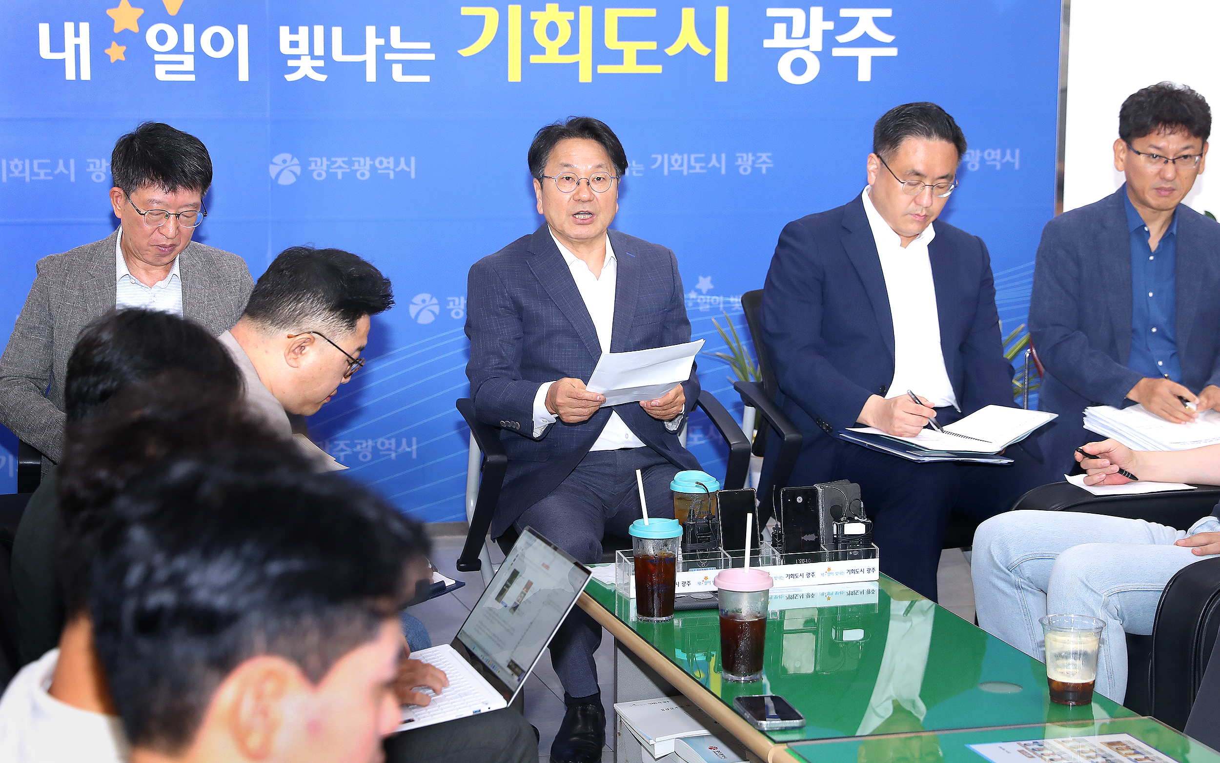 강기정 광주광역시장이 23일 오전 시청 5층 기자실에서 출입기자들과 차담회를 갖고 시정 주요현안 등에 대해 설명하고 있다. / 광주광역시 제공