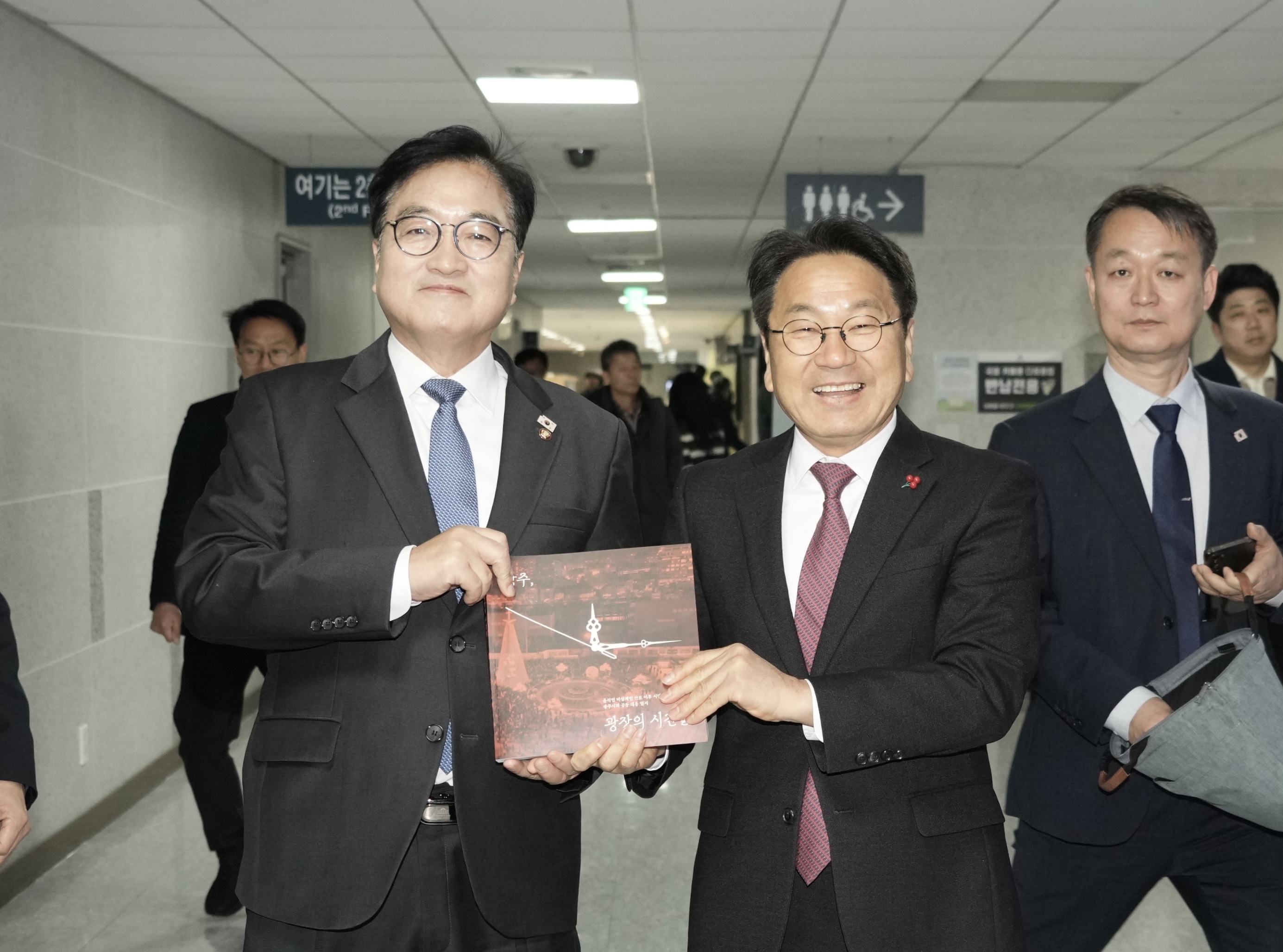 강기정 광주광역시장이 2일 국회 의원회관에서 우원식 국회의장에게 윤석열 비상계엄 선포 이후 시민사회와 광주시의 공동 대응 일지인 '광주, 광장의 시간들'을 전달하고 있다./광주광역시 제공