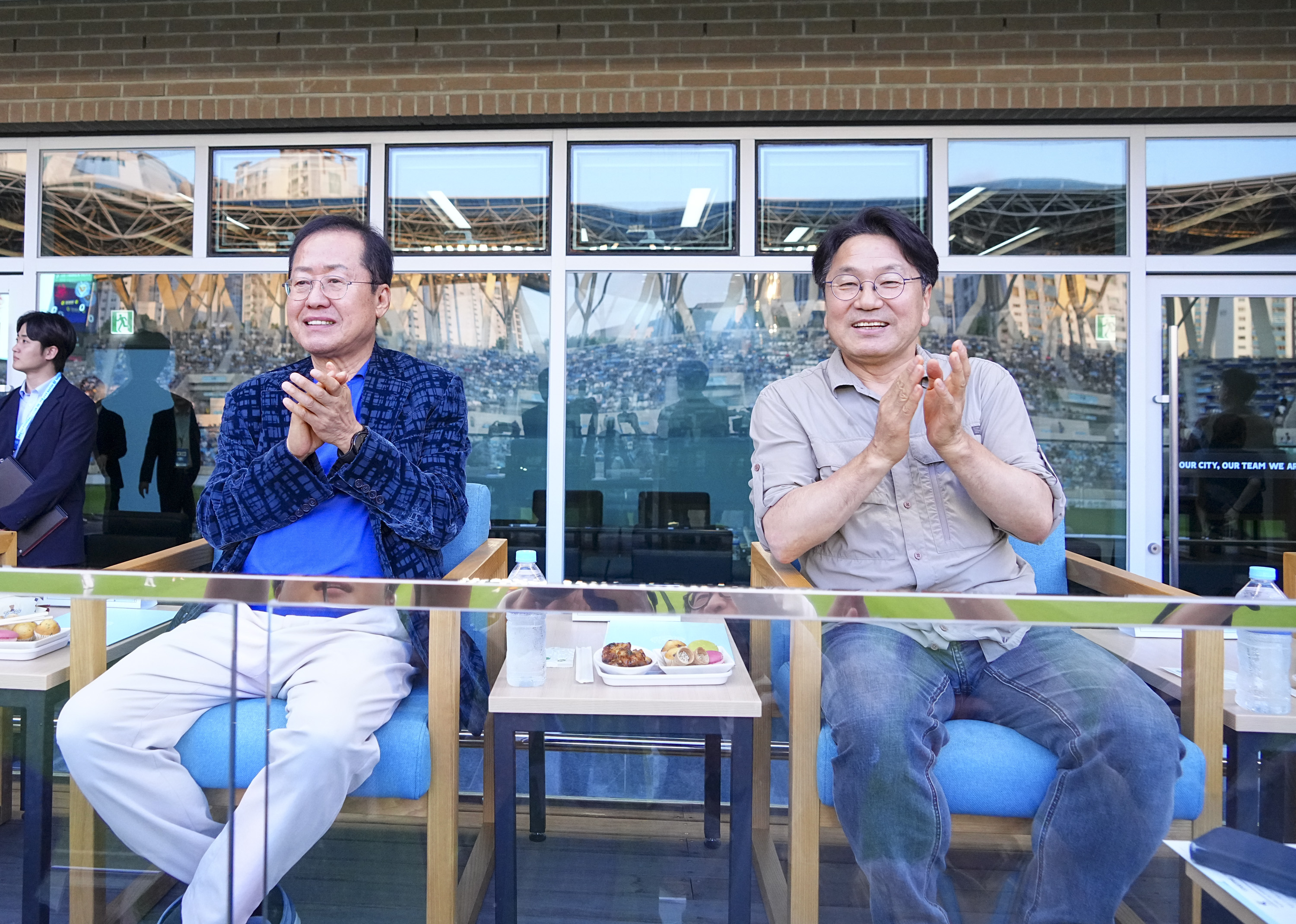 강기정 광주광역시장이 지난 21일 오후 대구광역시 DGB대구은행파크를 방문해 홍준표 대구시장과 광주FC-대구FC의 경기를 관람하고 있다./광주광역시 제공