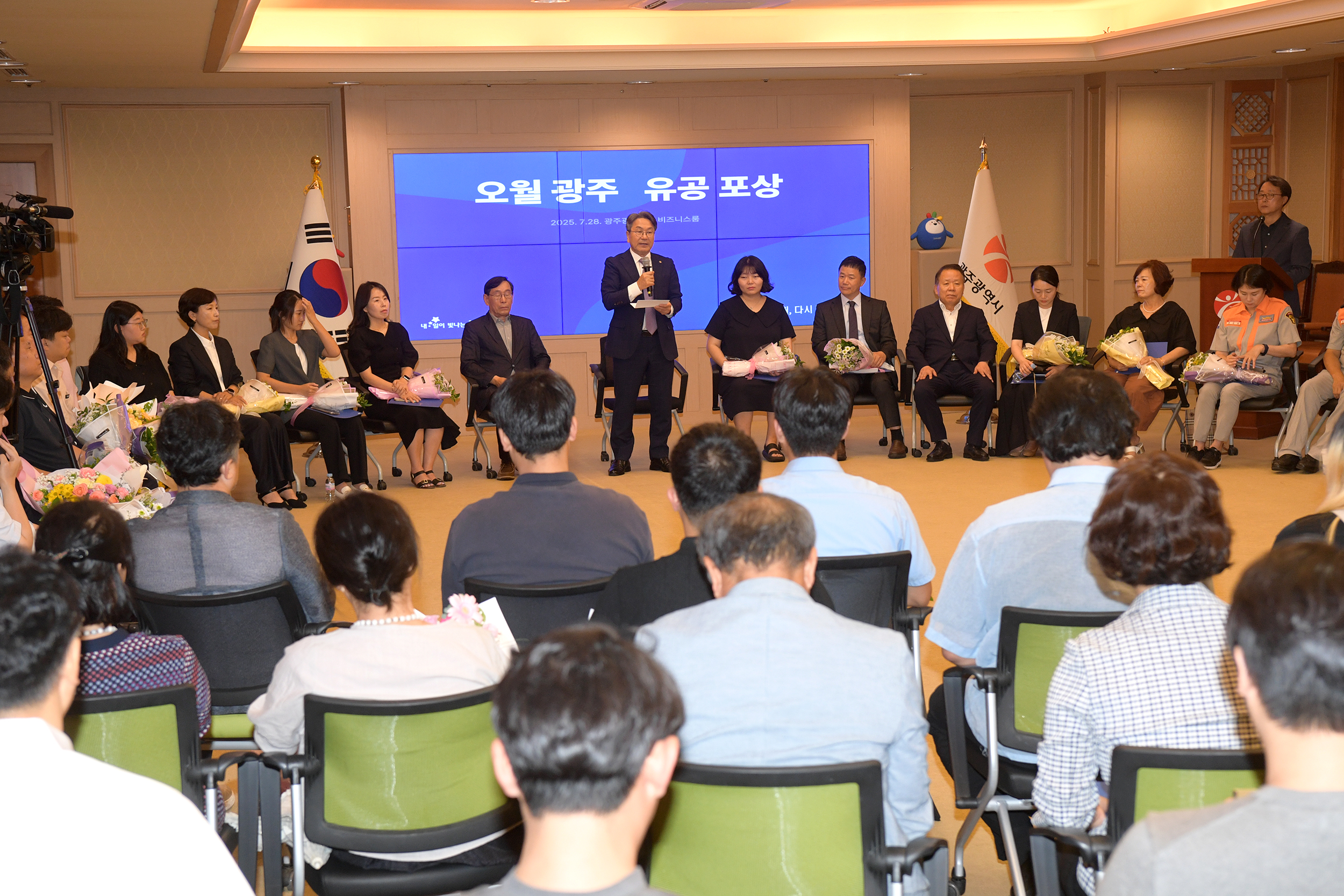 강기정 광주광역시장은 28일 시청 비즈니스룸에서 열린 ‘2025 오월광주 유공자 포상식’에 참석해 제45주년 5·18민주화운동 기념행사 성공 개최에 기여한 유공자와 단체를 표창하고, 참석자들과 소회를 나누고 있다./광주광역시 제공