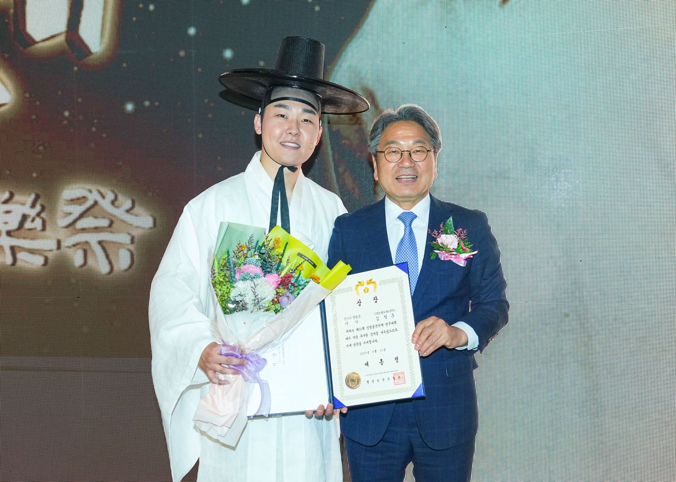 강기정 광주광역시장이 15일 오후 남구 빛고을시민문화관에서 열린 ‘제33회 임방울국악제 전국대회 본선 시상식’에 참석해 판소리 명창부 김정훈씨에게 대통령상을 수여하고 있다./광주광역시 제공