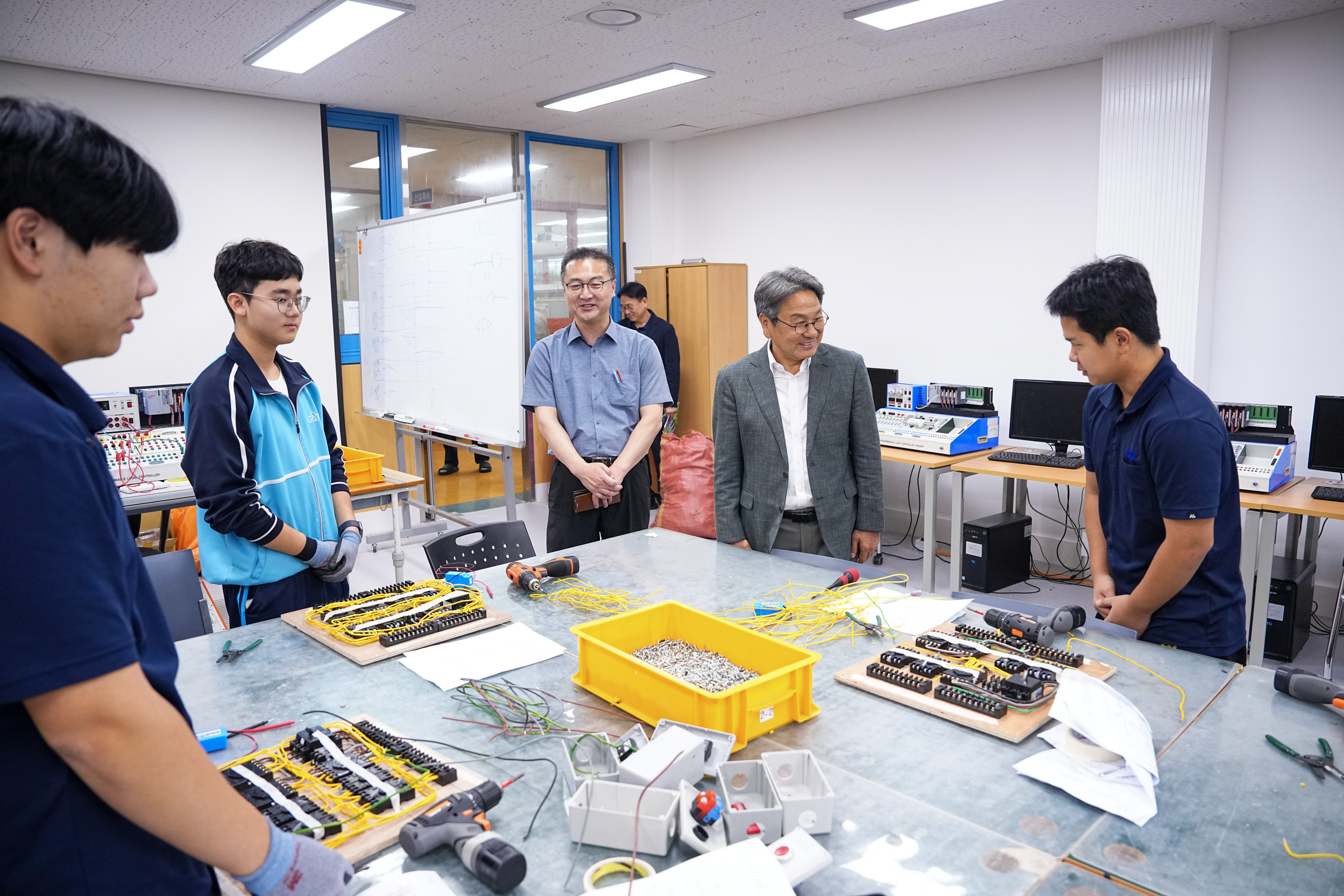 강기정 광주광역시장이 오는 20일 광주에서 열리는 '제60회 전국기능경기대회' 개막을 앞두고 대회 준비에 매진하고 있는 광주자동화설비마이스터고등학교를 지난 8월27일 방문해 격려하고 있다. /광주광역시 제공