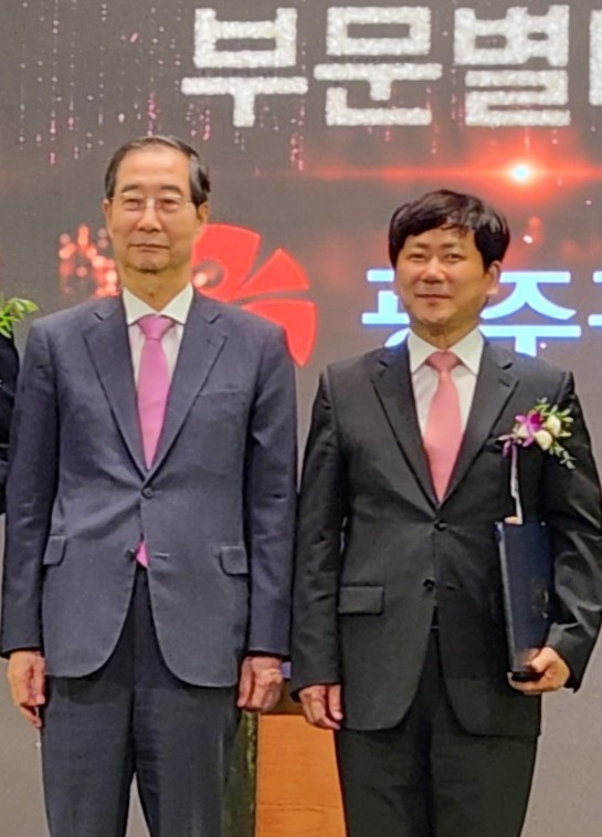 이상갑 문화경제부시장은 지난 8일 서울에서 열린 ‘2024 전국 지방자치단체 일자리대상’ 시상식에서 한덕수 국무총리를 만나 광주시의 주요 현안사업인 인공지능(AI) 및 미래차 산업 육성‧발전 필요성에 대해 설명하고, 국비 지원을 요청했다. /광주광역시 제공