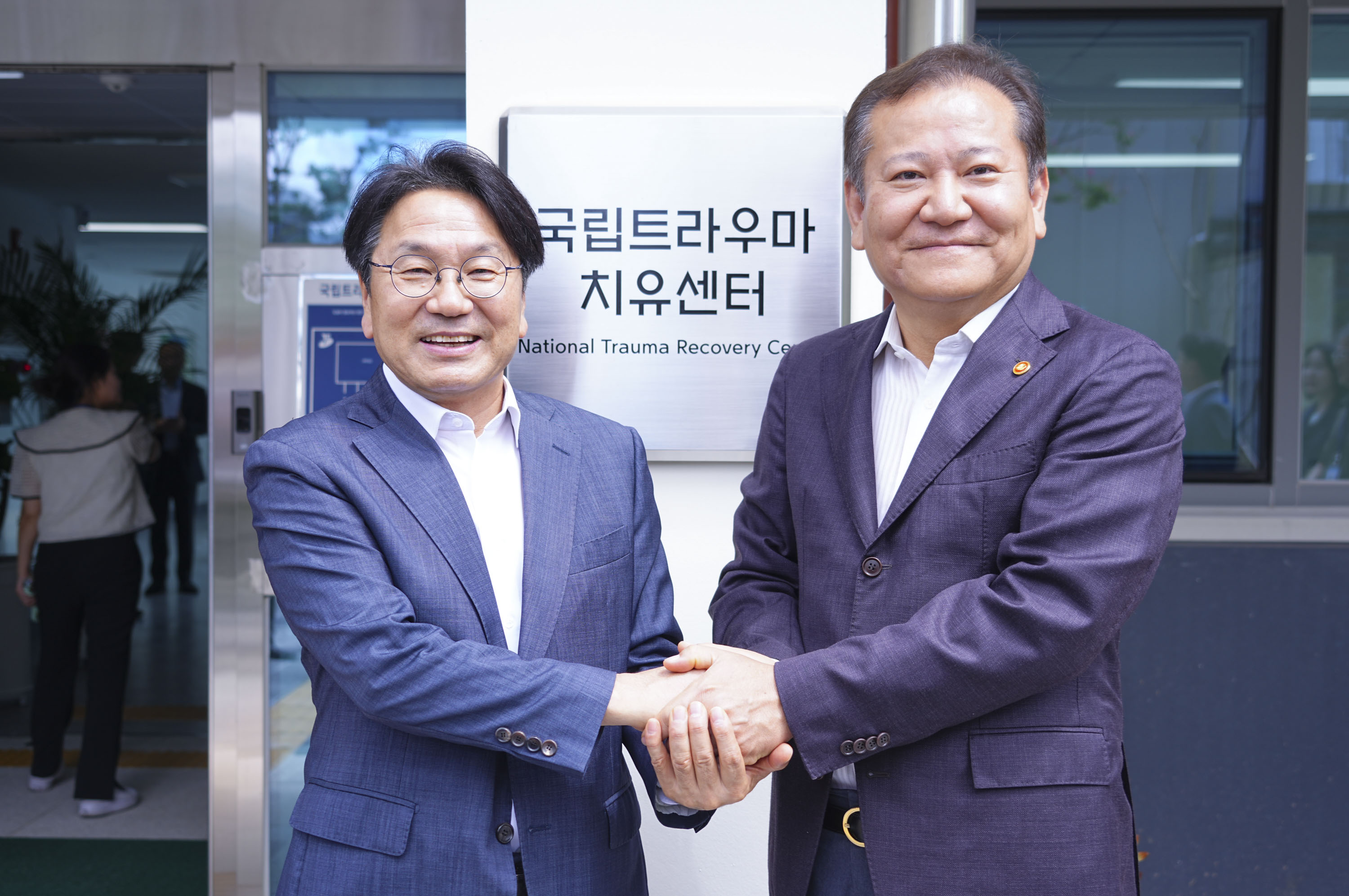 강기정 광주광역시장과 이상민 행정안전부 장관이 1일 오전 서구 화정동 국립국가폭력트라우마치유센터를 방문해 내부시설을 둘러본 뒤 손을 맞잡고 기념촬영을 하고 있다./광주광역시 제공