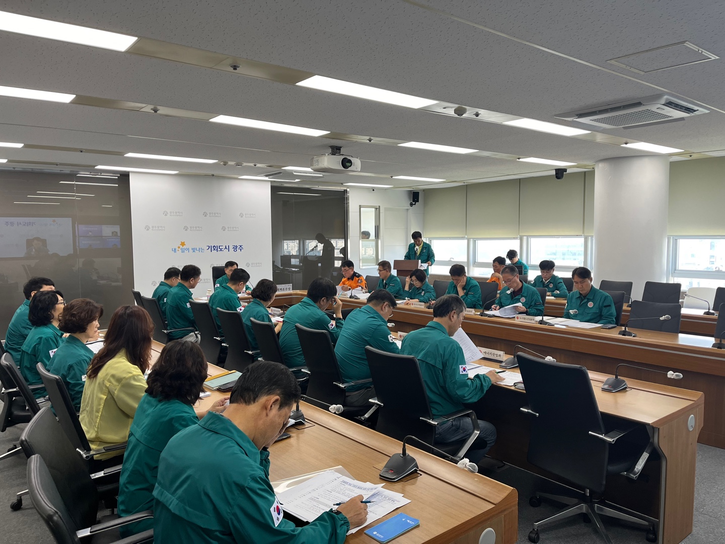 고광완 광주광역시 행정부시장은 4일 오전 시청 재난안전대책본부 회의실에서 자치구와 재난 담당부서가 참여한 폭염 대응 회의를 열고 기관별 폭염대응 대책에 대한 점검과 향후 계획 등을 논의하고 있다. /광주광역시 제공