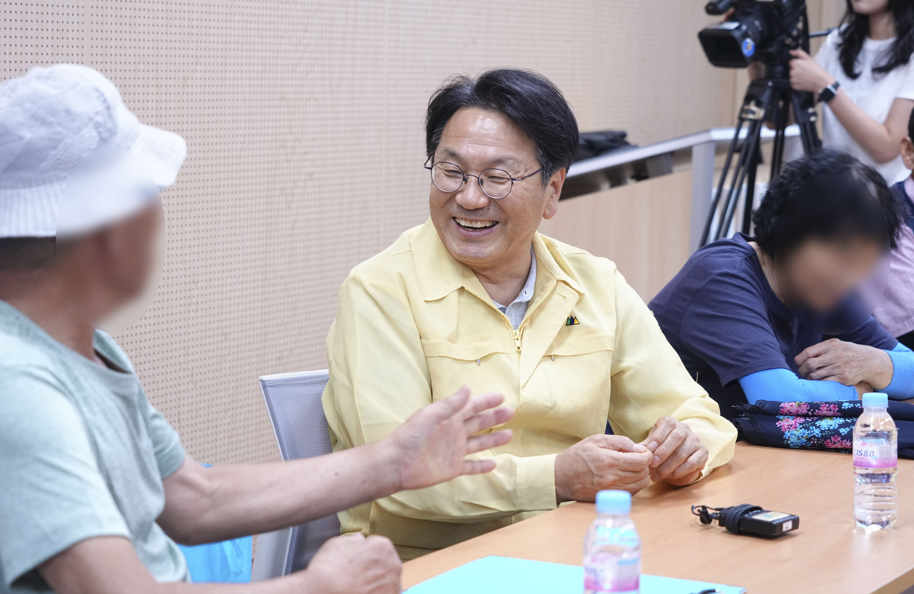 강기정 광주광역시장이 1일 오후 광산구 송정1동행정복지센터를 찾아 송정1동 자원재생활동단 어르신들과 대화를 나누고 있다./광주광역시 제공