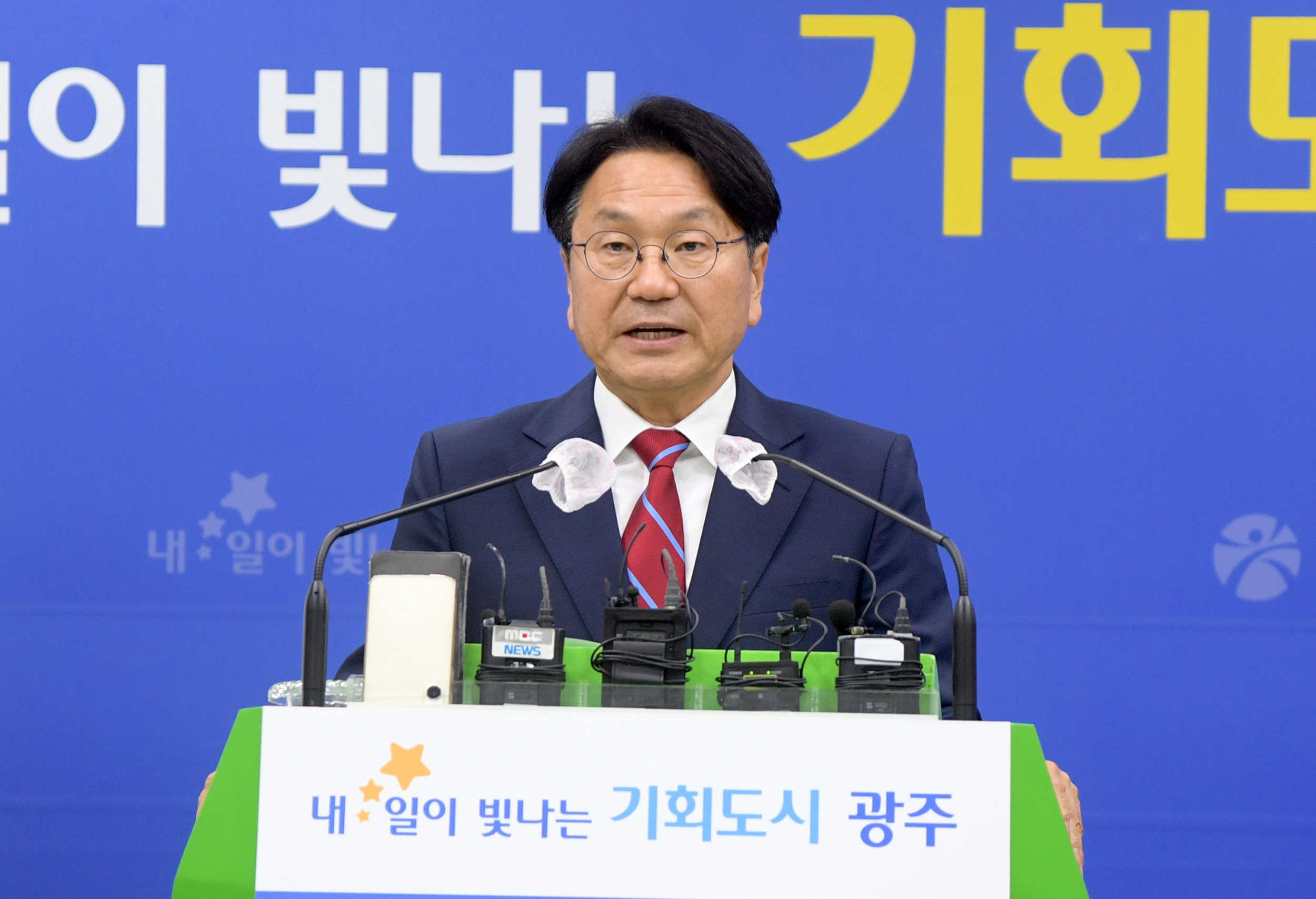 강기정 광주광역시장이 18일 오후 시청 브리핑실에서 전방‧일신방직부지 도시계획 및 건축 공동위원회 결과, 향후 추진계획을 발표하고 있다. /광주광역시 제공