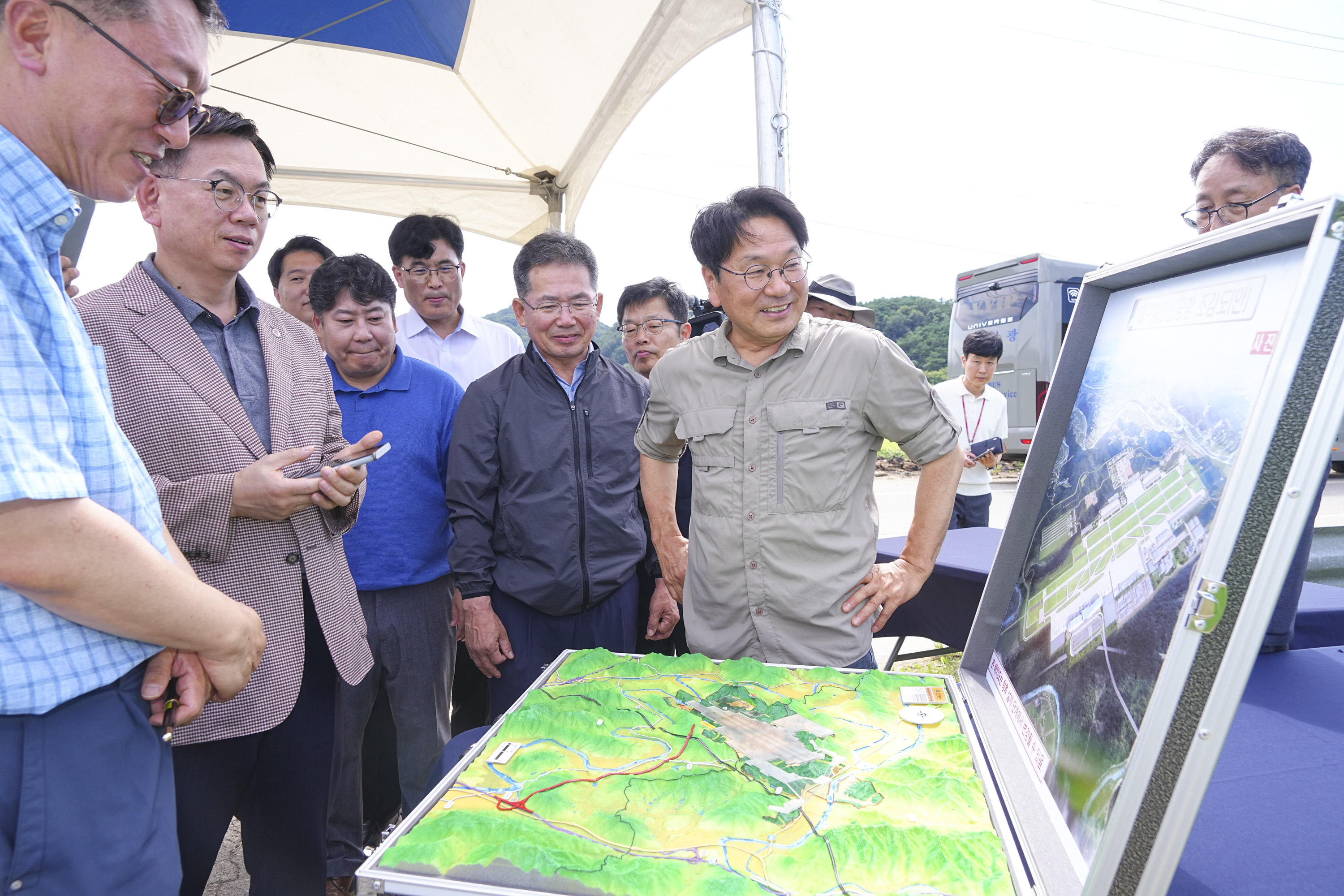 강기정 광주광역시장이 21일 오전 대구시 군위군 소보면 대구경북통합신공항 부지를 찾아 김진열 군위군수, 대구시 관계자 등과 조감도를 보며 건립현황을 살펴보고 있다./광주광역시 제공