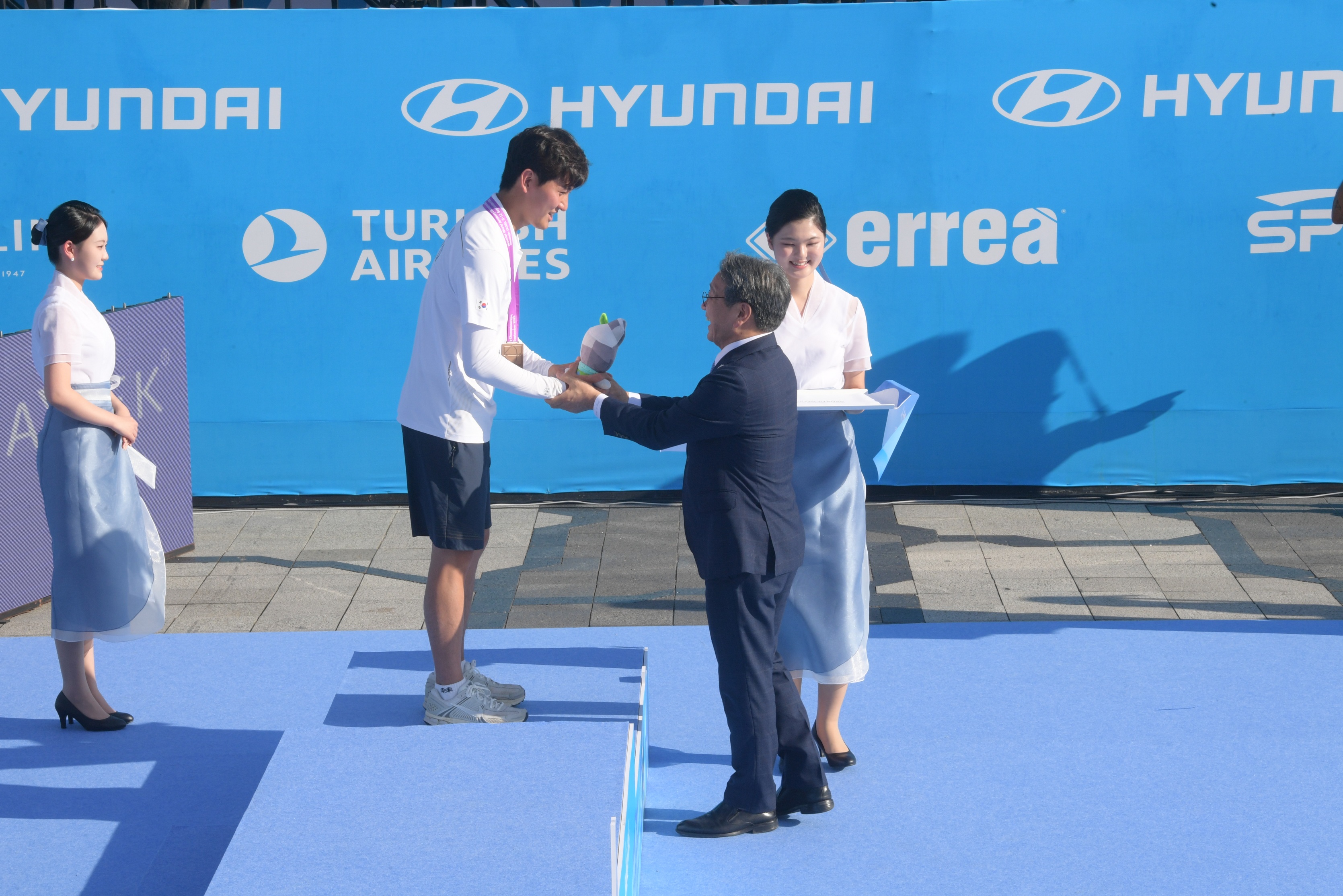 강기정 광주광역시장이 11일 5·18민주광장 특설경기장에서 열린 '광주 2025 현대세계양궁선수권대회' 시상식에서 리커브 남자 개인전 3위를 차지한 김제덕 선수에게 축하를 하고 있다. /광주광역시 제공