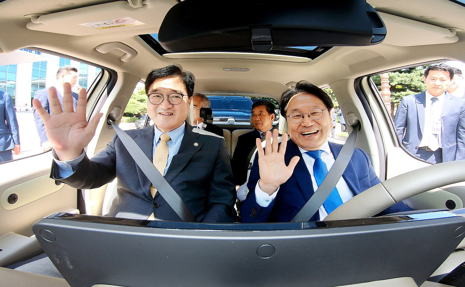 강기정 광주광역시장이 ‘국회, 광주의 날’ 둘째날인 3일 오전 서울 국회의원회관 앞에 마련된 캐스퍼EV 전시장에서 국회 1호 캐스퍼 전기차(EV) 구매에 나선 우원식 국회의장과 차량 시승을 하고 있다./광주광역시 제공