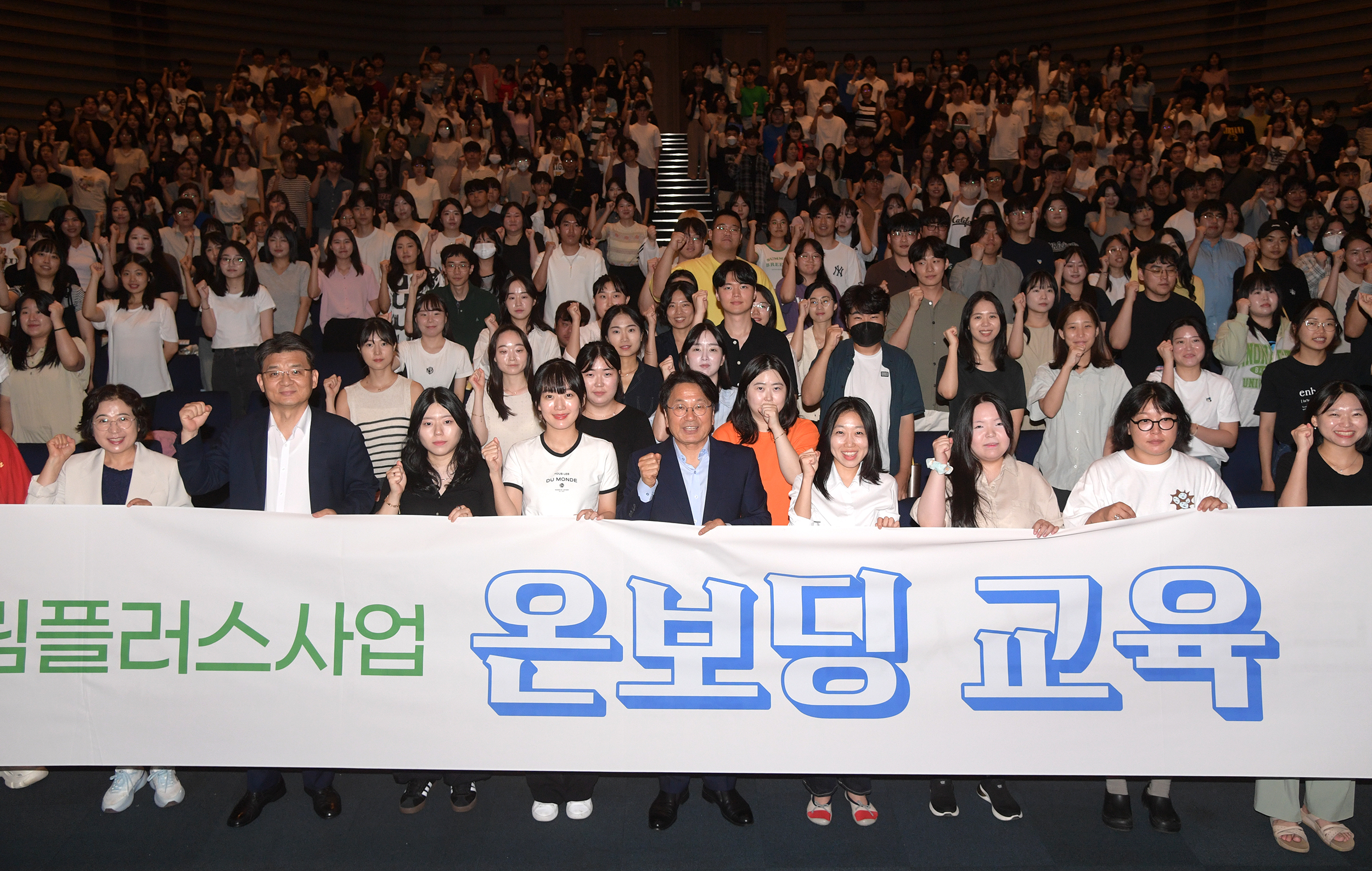 강기정 광주광역시장이 2일 오후 시청 대회의실에서 열린 광주청년 일경험드림플러스 제16기 드림청년 공통교육에 참석해 청년들과 소통한 뒤 기념촬영을 하고 있다. /광주광역시 제공