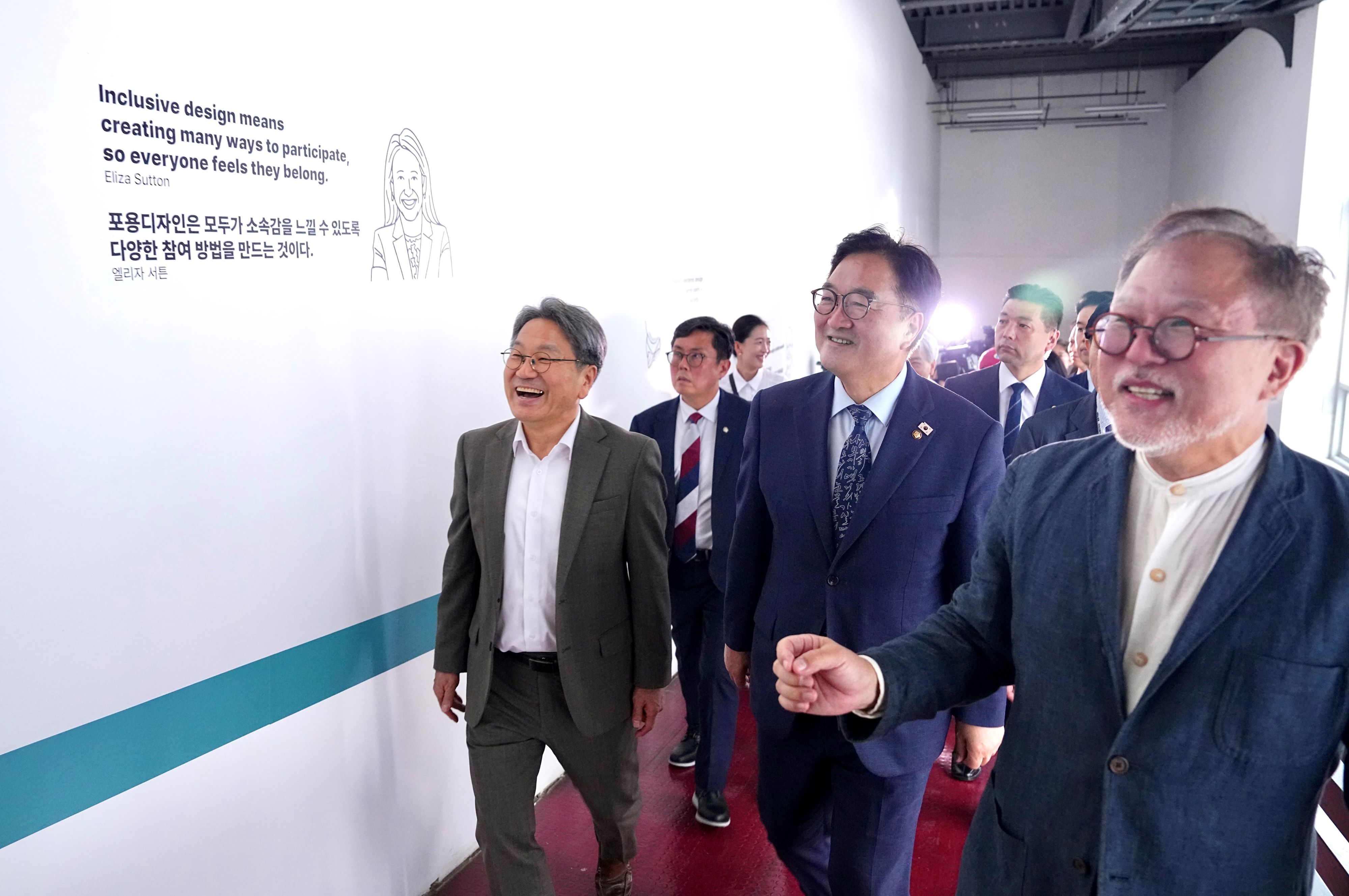 강기정 광주광역시장이 5일 광주를 찾은 우원식 국회의장과 광주비엔날레전시관에서 '2025 광주디자인비엔날레' 전시를 관람하고 있다./광주광역시 제공