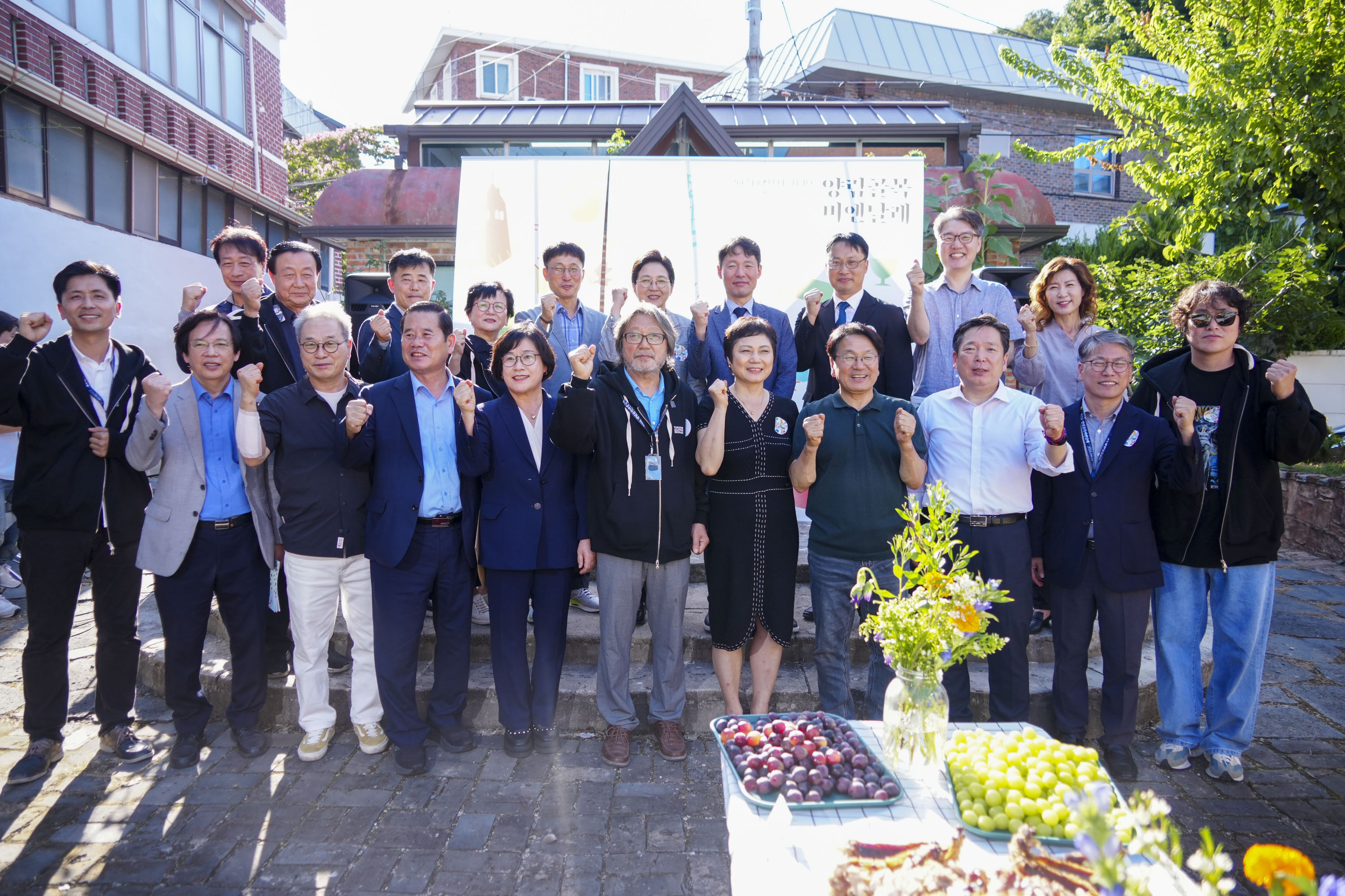 강기정 광주광역시장이 4일 오후 남구 양림동 10년후 그라운드 가든에서 열린 '2024 양림골목비엔날레 개막잔치'에 참석해 김병내 남구청장 등 내빈들과 기념촬영을 하고 있다./광주광역시 제공