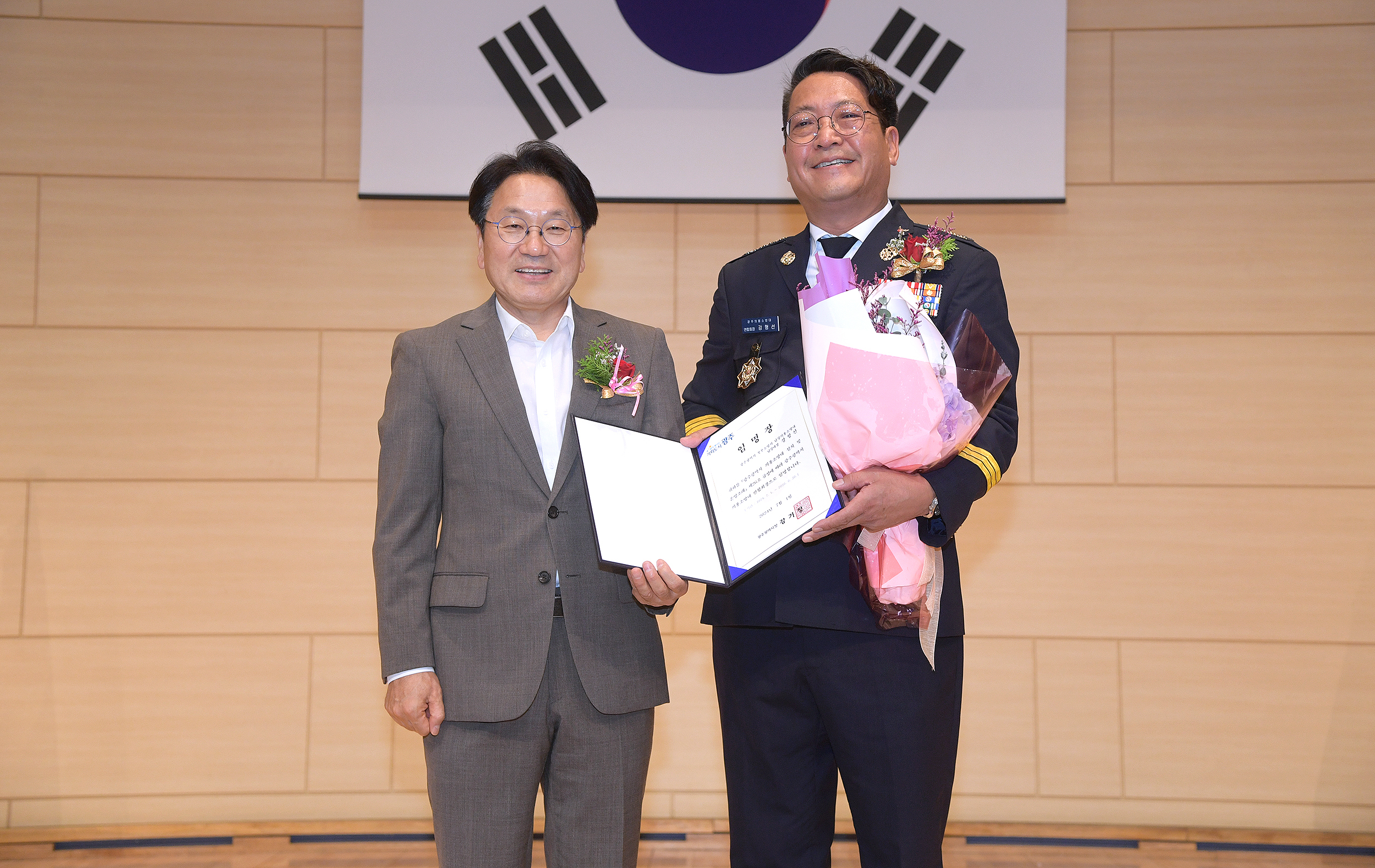 강기정 광주광역시장이 26일 오전 교통문화연수원에서 열린 의용소방대연합회장 이‧취임식에 참석해 신임 강형선 연합회장에게 임명장을 수여하고 지휘장을 부착한 후 기념촬영을 하고 있다. /광주광역시 제공