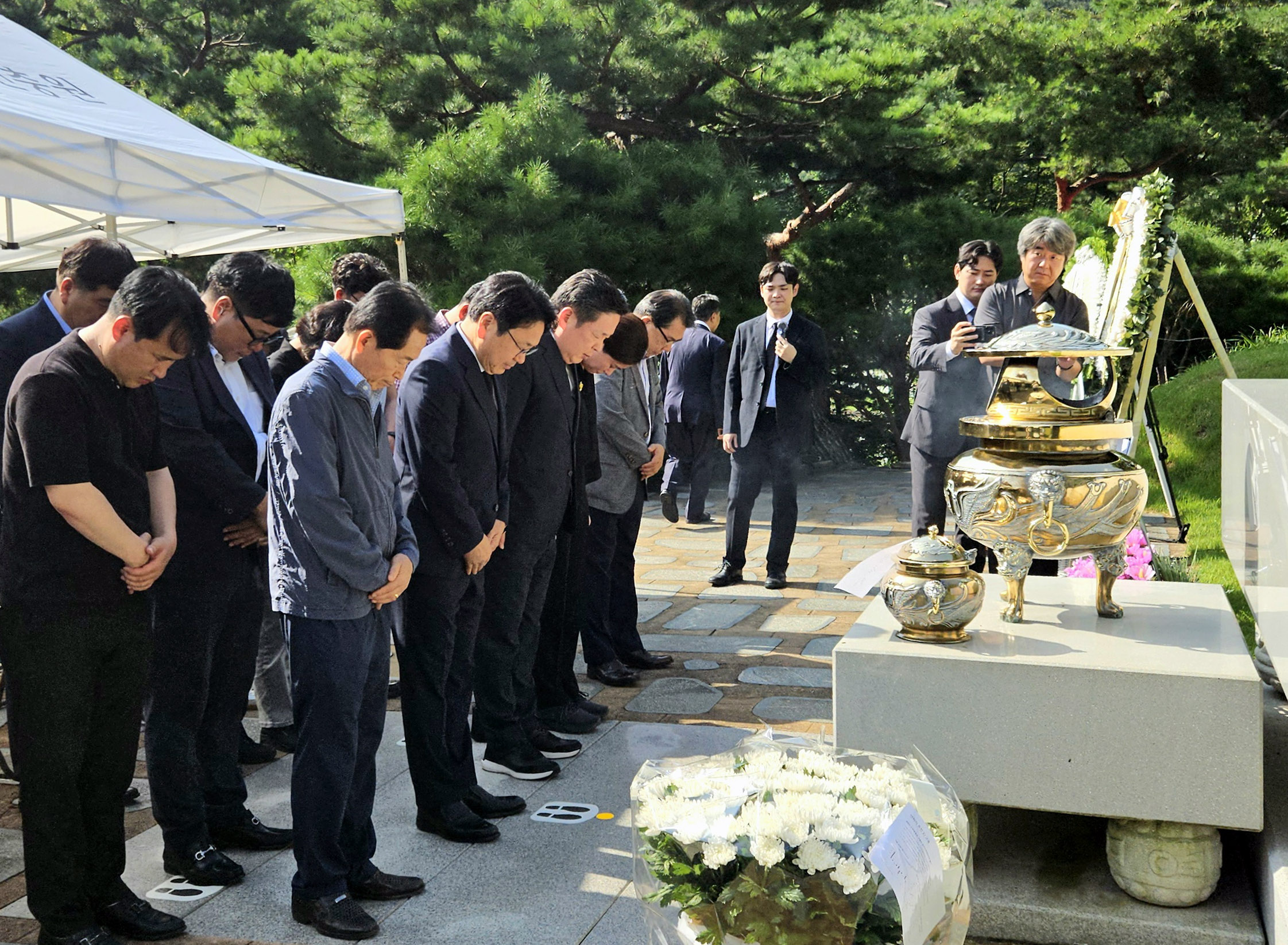 강기정 광주광역시장이 18일 오전 서울 동작구 국립서울현충원 현충관에서 열린 고(故) 김대중 전 대통령 서거 15주기 추모식 참석에 앞서 묘역을 참배하고 있다./광주광역시 제공