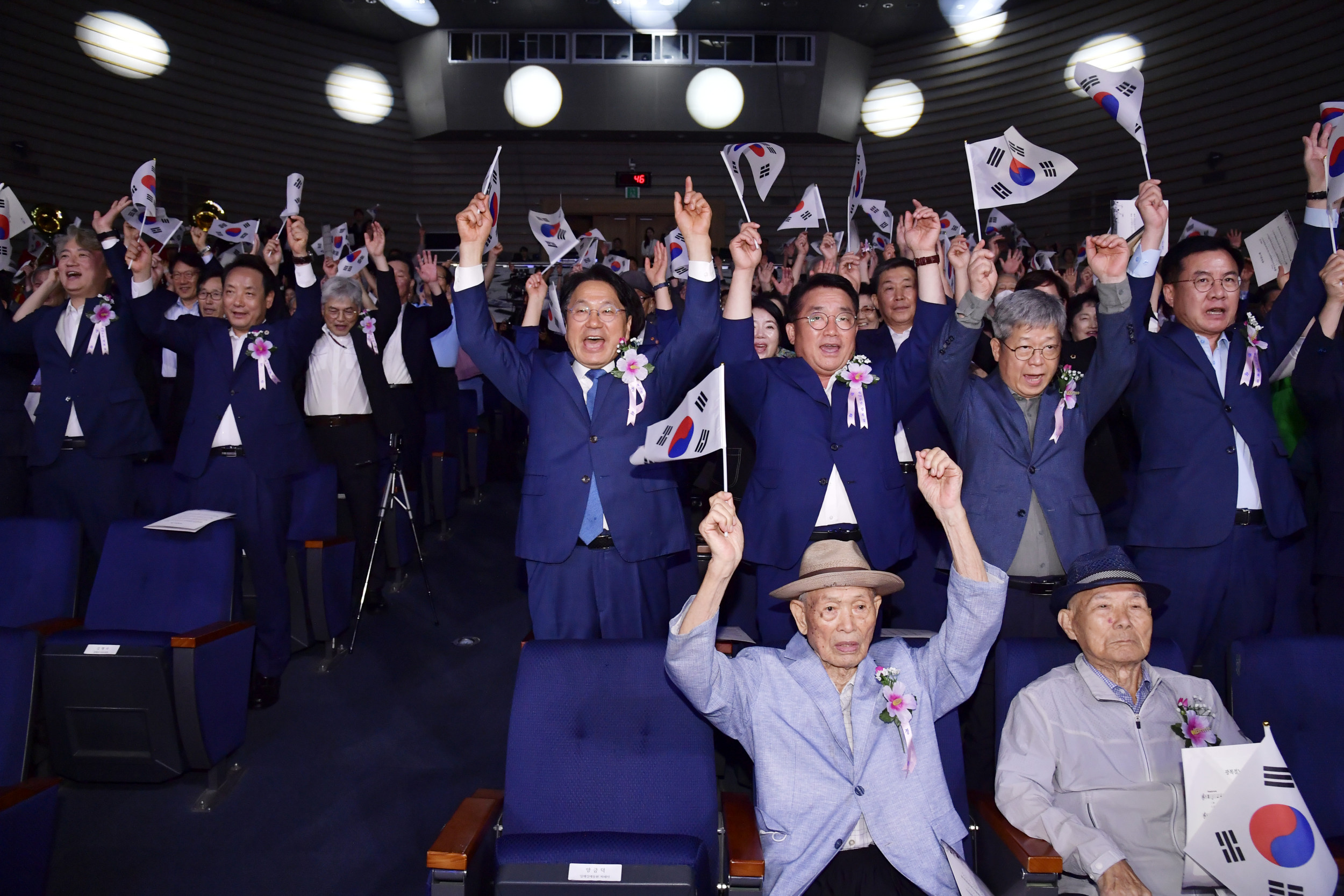 강기정 광주광역시장이 지난해 8월15일 오전 시청 대회의실에서 열린 '제78주년 광복절 경축식'에 참석해 일제강제동원피해자인 양금덕 할머니, 이춘식 할아버지, 오연임 할머니, 이경석 할아버지 등 내빈들과 만세삼창을 하고 있다./광주광역시 제공
