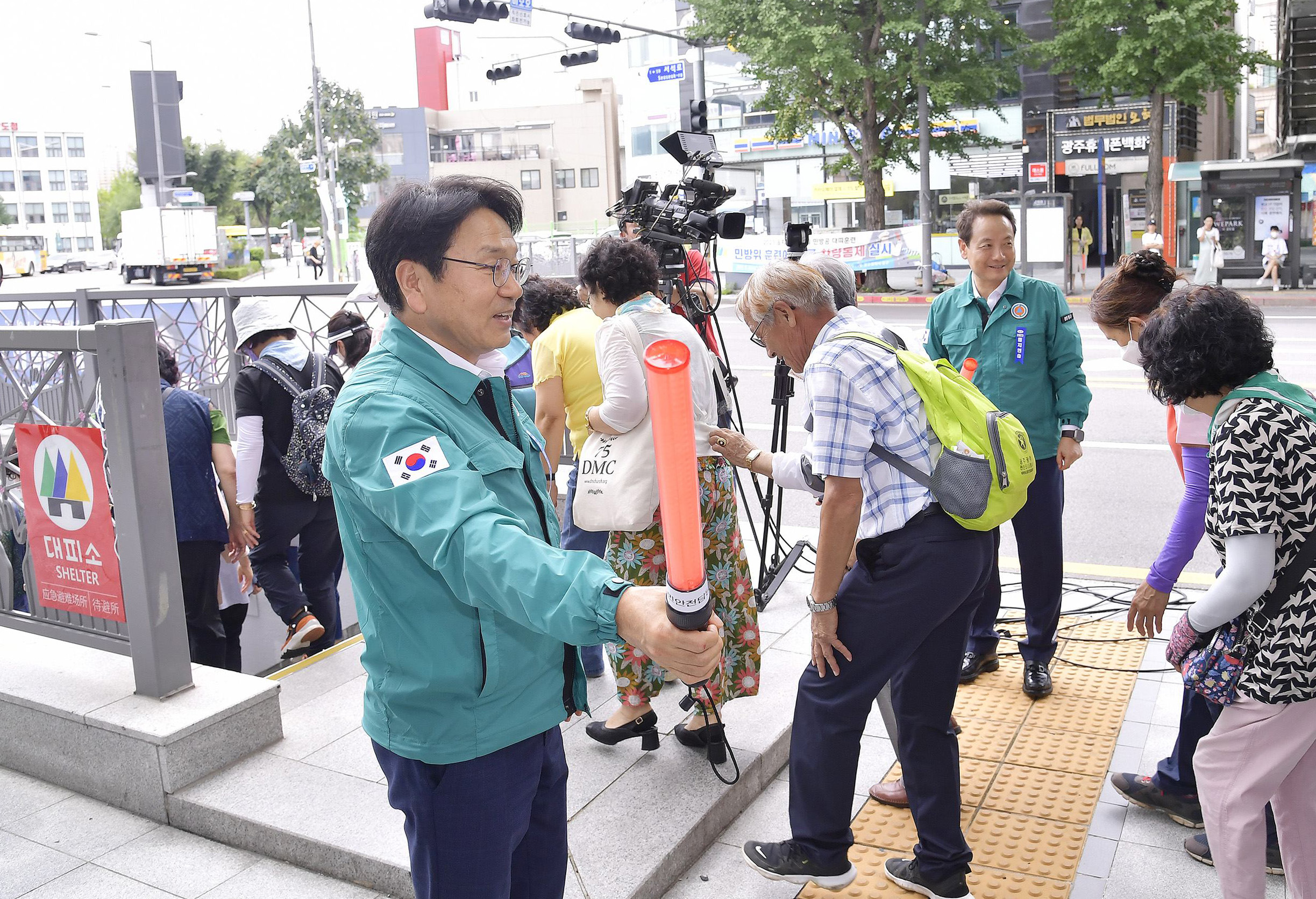강기정 광주광역시장이 지난해 8월23일 동구 전일빌딩245 일대에서 진행된 ‘2023 을지연습 민방공 대피훈련’에 참석해 공습대비 시민들을 지하대피소로 유도하고 있다./광주광역시 제공
